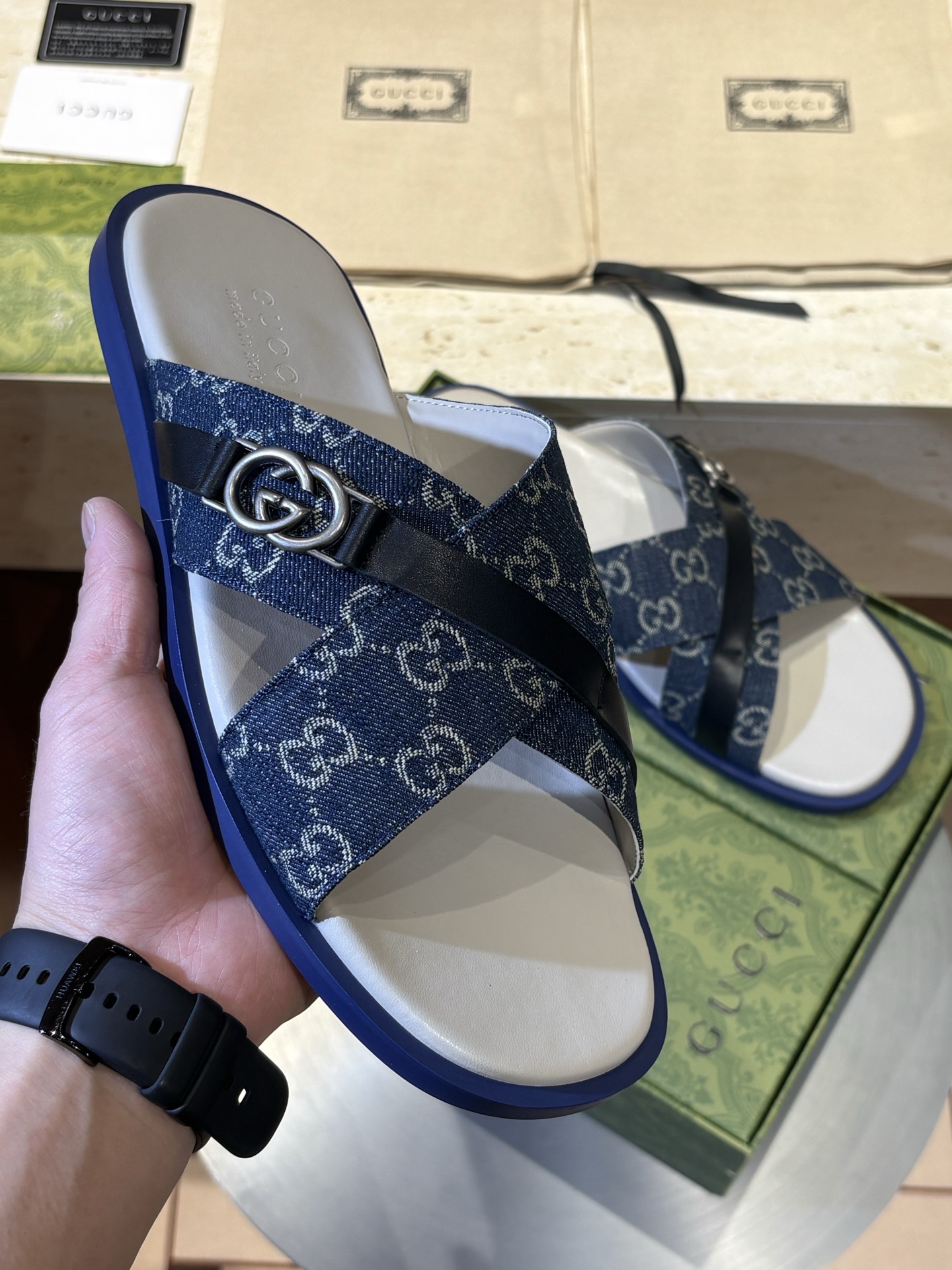 NO:780561,Top G men's 2026 new cross sandals with interlocking two-color soles!  Double G hardware accessories are made of imported embroidered canvas, reminiscent of the brand's equestrian origins. In addition, the interlocking Double G logo with silver finish further enhances its stylish design. Size: 39-44 (customized at 38.45),, gucci, sandals19860909顶级G家男士2026新款交叉凉鞋互锁 双色鞋底！双G五金配件 采用国外进口刺绣帆布制成,让人联想起该品牌的马术起源.此外,带有银色饰面的互锁 双G 标志进一步提升了其时尚设计. Size:39-44(38.45定制）,,gucci,sandals,Men's shoes