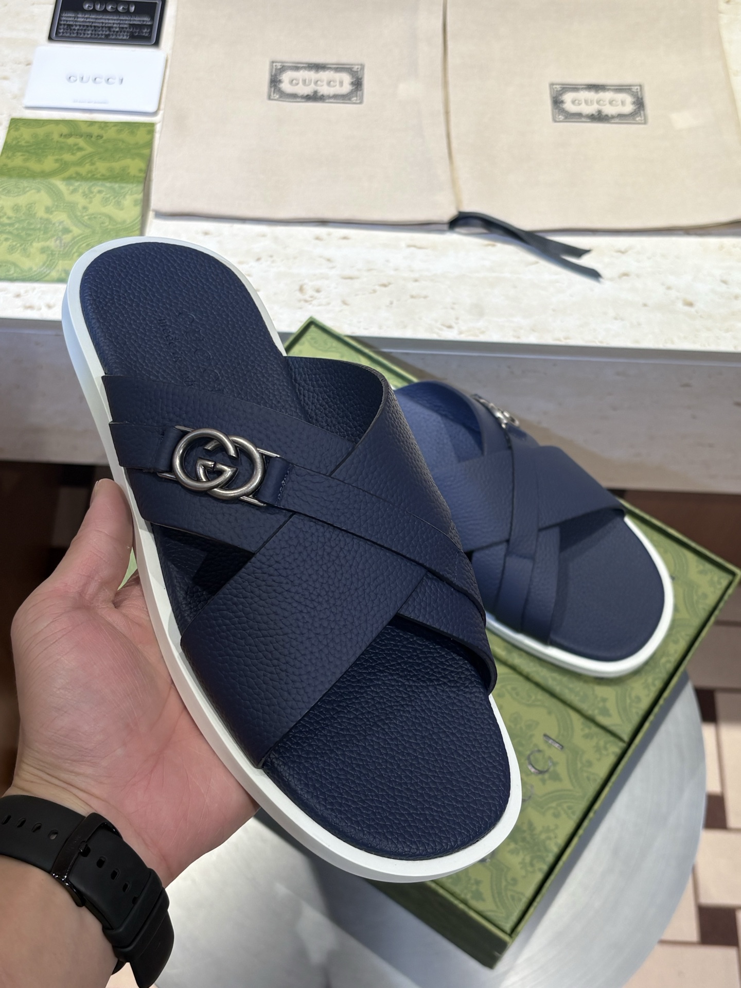 NO:780568,Top G men's 2026 new cross sandals with interlocking two-color soles!  Double G hardware accessories are made of imported pebbled cowhide leather, reminiscent of the brand's equestrian origins. In addition, the interlocking Double G logo with silver finish further enhances its stylish design. Size: 39-44 (customized at 38.45),,gucci,sandals,cowhide19860909顶级G家男士2026新款交叉凉鞋互锁 双色鞋底！双G五金配件 采用国外进口荔枝纹牛皮制成,让人联想起该品牌的马术起源.此外,带有银色饰面的互锁 双G 标志进一步提升了其时尚设计. Size:39-44(38.45定制）,,gucci,sandals,cowhide,Men's shoes