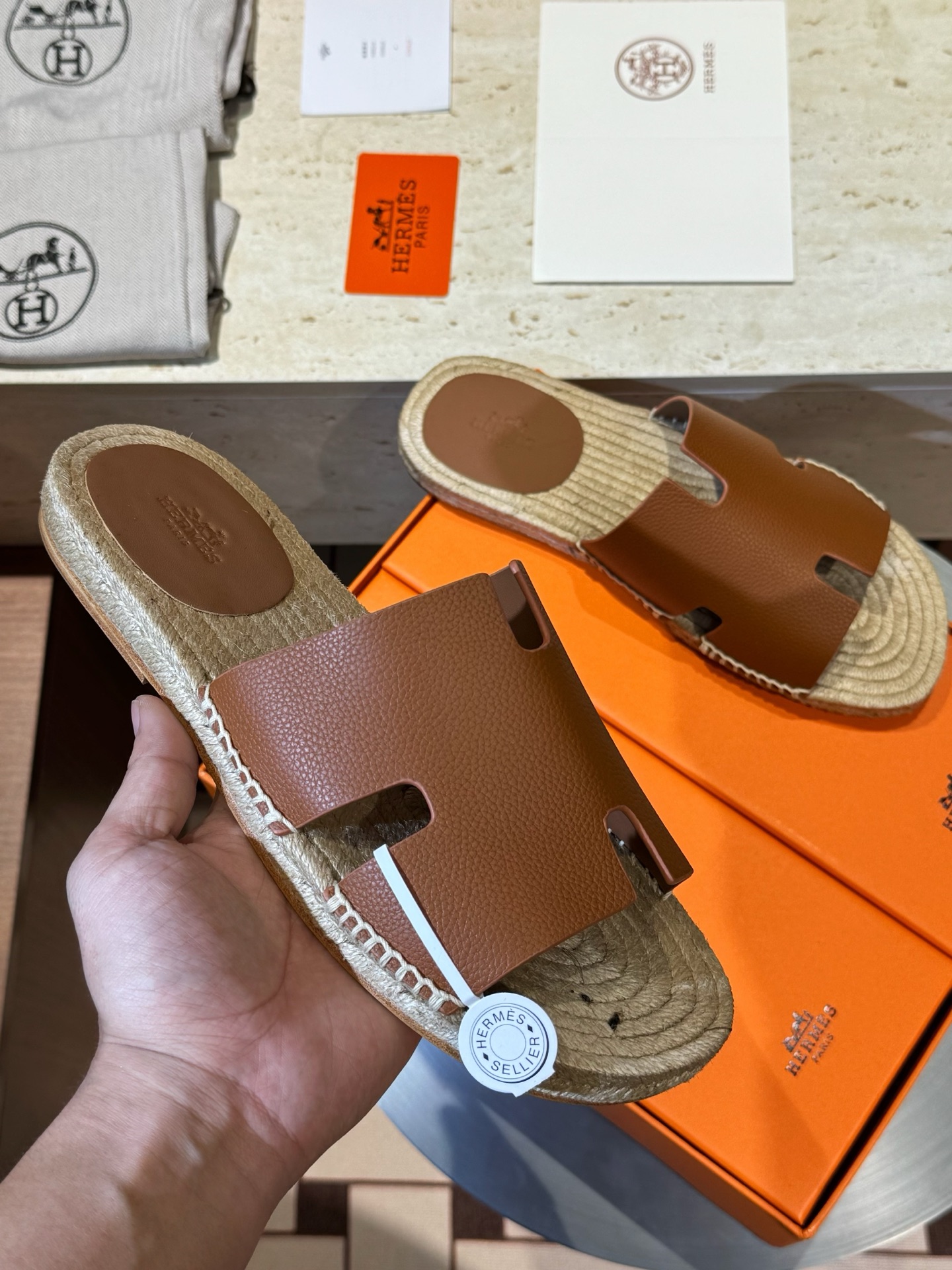 NO:834781,Hermes H's 2026 Antigua straw slippers - genuine leather outsole, calfskin suede straw slippers, with braided rope soles and H-shaped uppers, creating a leisurely seaside look. Size: 39-44 (customized at 38.45),, hermes, slippers, espadrilles, cowhide, chamois leather, Leather soles19860909爱马H家2026款 Antigua草编拖鞋－真皮大底 小牛皮麂皮草编鞋,搭配编绳鞋底,H型鞋面,打造悠闲海边造型. Size:39-44（38.45定做）,,hermes,slippers,espadrilles,cowhide,chamois leather,Leather soles,Men's shoes