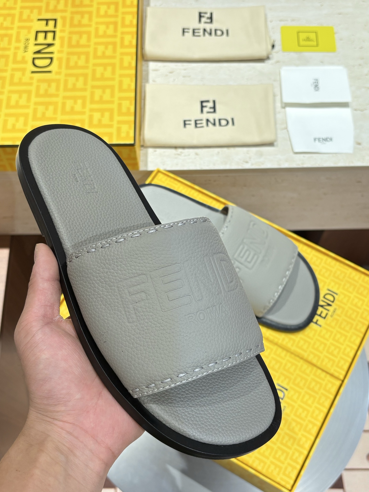 NO:851416,2026FEND* new leather outsole slippers, full cowhide pebbled embossed leather fabric imported sheep lining, pebbled leather feet. Fashionable, stable and elegant, the shoe shape is very foot-covering and comfortable. Size39-44 (customized at 38.45.46),,fendi,slippers,cowhide,Leather soles198609092026FEND*新款真皮大底拖鞋 全牛皮荔枝纹压花工艺真皮面料进口羊里,荔枝纹真皮垫脚. 时尚稳重大气 鞋型非常包脚舒适  Size39-44（38.45.46定制）,,fendi,slippers,cowhide,Leather soles,Men's shoes