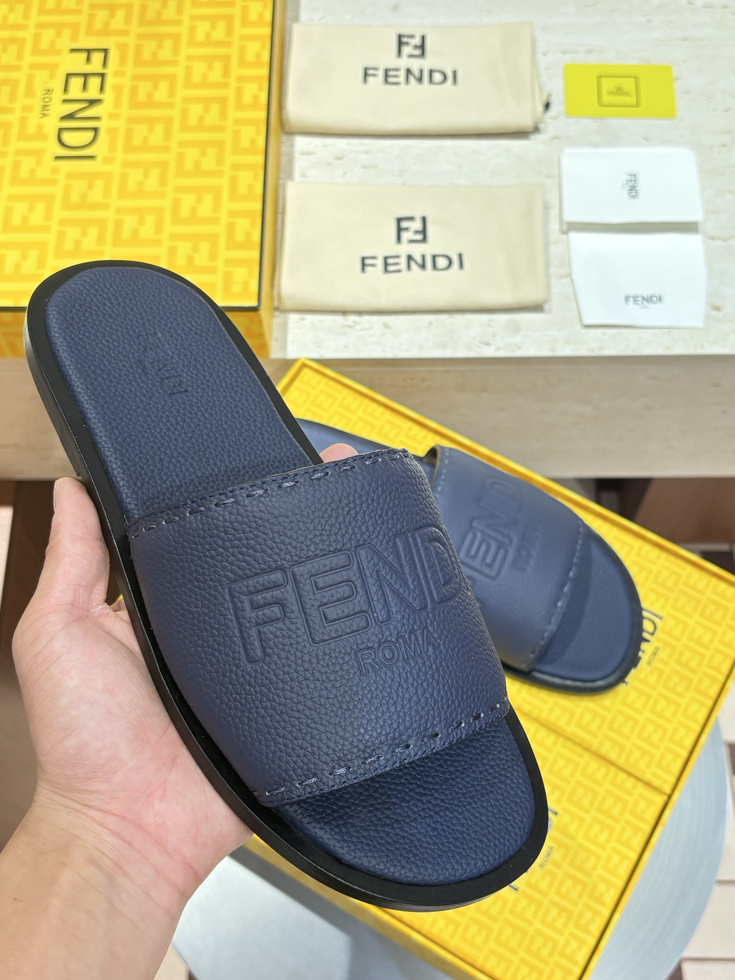 NO:834787,2026FEND* new leather outsole slippers, full cowhide pebbled embossed leather fabric imported sheep lining, pebbled leather feet. Fashionable, stable and elegant, the shoe shape is very foot-covering and comfortable. Size39-44 (customized at 38.45.46),,fendi,slippers,cowhide,Leather soles198609092026FEND*新款真皮大底拖鞋 全牛皮荔枝纹压花工艺真皮面料进口羊里,荔枝纹真皮垫脚. 时尚稳重大气 鞋型非常包脚舒适  Size39-44（38.45.46定制）,,fendi,slippers,cowhide,Leather soles,Men's shoes