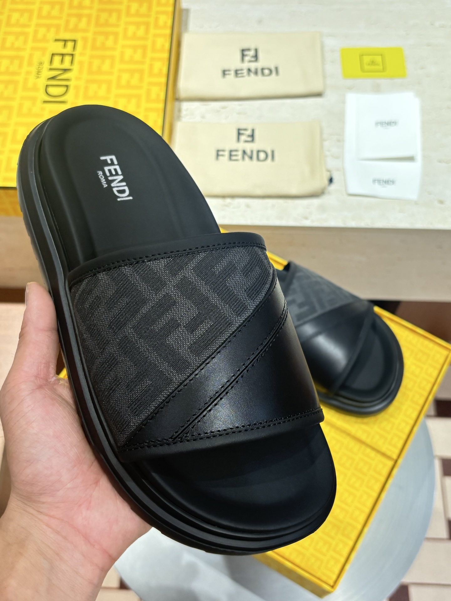 NO:834845,Top quality version top packaging 2026FEND* new slippers cowhide stitching imported embroidered canvas genuine leather fabric imported sheep lining. Fashionable and stable, the shoe shape is very comfortable and covers the feet. Size39-44 (customized at 38.45.46),,fendi,slippers,cowhide19860909顶级质量版本顶级包装 2026FEND*新款拖鞋牛皮拼接进口刺绣帆布真皮面料进口羊里. 时尚稳重大气 鞋型非常包脚舒适 Size39-44（38.45.46定制）,,fendi,slippers,cowhide,Men's shoes