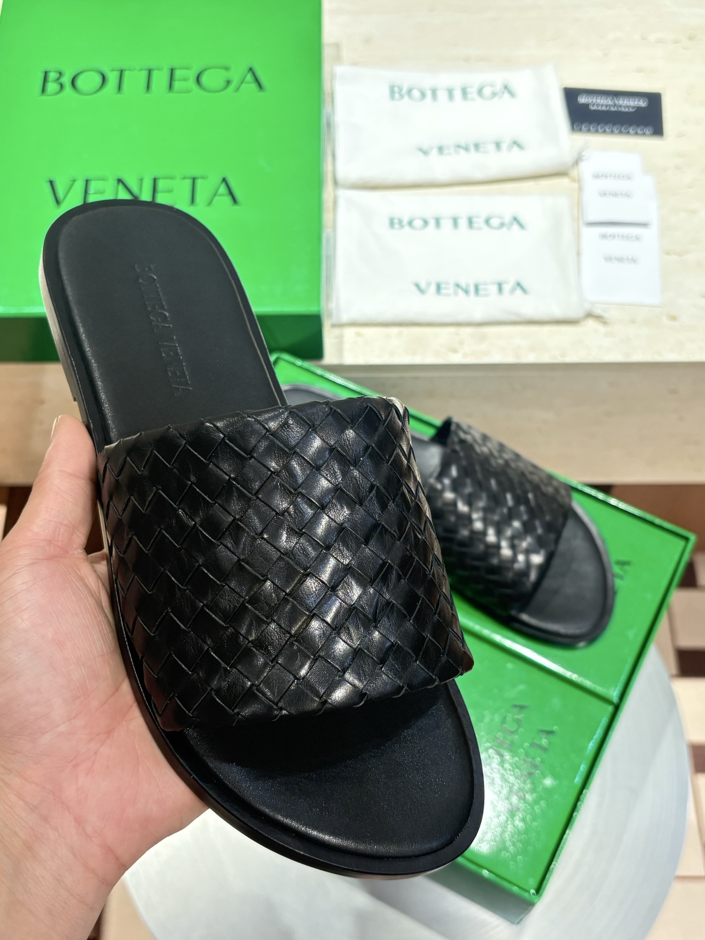 NO:834851,Top quality 2026 new Bv men's genuine leather outsole slippers, simple and fashionable design, fully hand-woven upper, light and comfortable sole, suitable for daily or holiday wear. Italian craftsmanship, exquisite details, low-key brand logo, highlighting high-end texture. Whether paired with casual or holiday style, it can easily enhance the style, it is a versatile and practical item in summer!  size39-44 (38.45.46 customized),,bottega veneta,slippers,Leather soles19860909顶级质量2026新Bv男士真皮大底拖鞋,设计简约又时髦,全手工编织鞋面,鞋底轻便舒适,适合日常或度假穿搭.意大利工艺,细节精致,品牌标识低调,彰显高端质感.无论搭配休闲还是度假风,都能轻松提升造型感,是夏季百搭实用单品！ size39-44（38.45.46定制）,,bottega veneta,slippers,Leather soles,Men's shoes