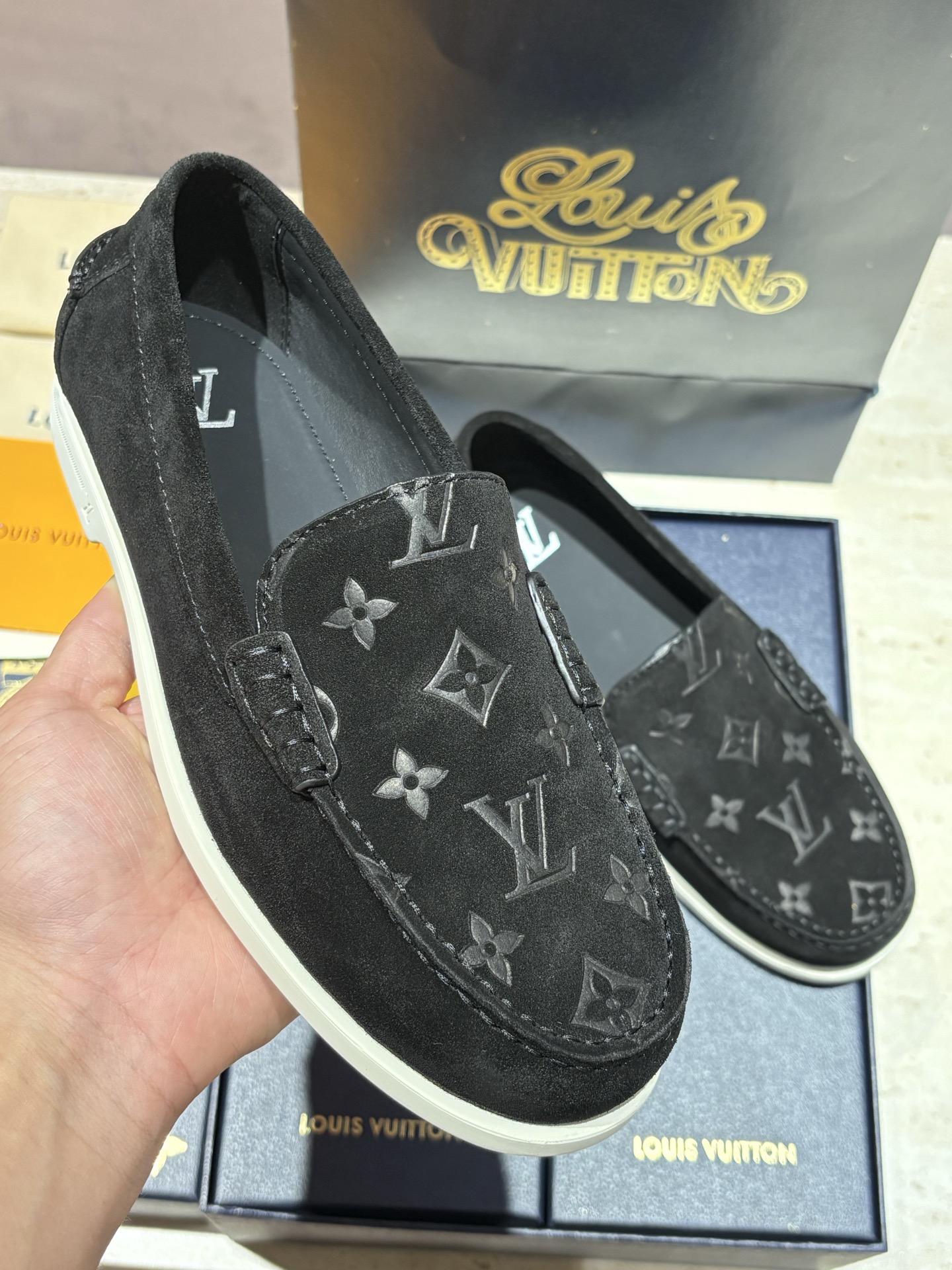 NO:854314,LV Donkey Brand Louis Vuitton 2026 latest loafers. The upper is made of high-quality suede calfskin, which is soft and delicate to the touch. It has a matte matte texture. It is more advanced and retro than smooth leather and has better breathability. The toe strap adopts the same color embossed semi-Monogram flower design, which is low-key and can identify the brand identity. The LV Initials logo on the inside and outsole of the shoe forms a detailed system that is 'unobtrusive but highly recognizable'!  The slip-on design is suitable for a variety of scenes such as commuting, traveling, and casual gatherings. You don’t have to worry about matching shoelaces. You can wear them as you go, making it full of practicality. Size: 39-44 (customized at 38.45.46.47) (Orders can be matched with the same style handbag+),, louis vuitton, louis vuitton, louis vuitton, loafers, cowhide19860909LV 驴牌 路易威登 2026最新款乐福鞋 鞋面采用优质反绒小牛皮,触感柔软细腻,自带哑光雾面质感,比光面皮革更显高级复古,同时透气性更佳 鞋头饰带采用同色压纹半Monogram花卉设计,低调又能识别品牌身份,鞋内、外底的LV Initials标识,构成了“不张扬但辨识度拉满”的细节体系！ 一脚蹬的懒人穿脱设计,适配通勤、出游、休闲聚会等多种场景,不用费心搭配鞋带,随拿随穿,实用性拉满. Size:39-44(38.45.46.47定做）（订单可配同款手提袋+）,,louis vuitton,louis vuitton,louis vuitton,loafers,cowhide,Men's shoes