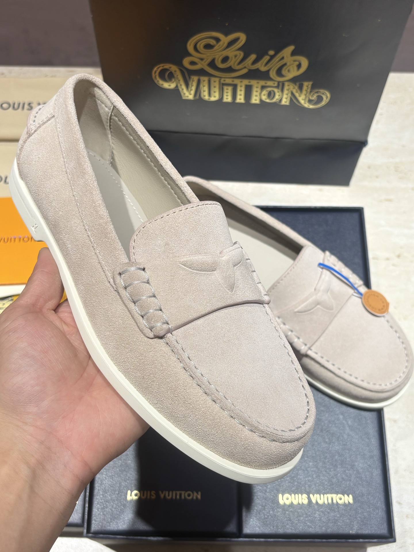 NO:852960,L's latest 2026 loafers. The upper is made of high-quality suede calfskin, which is soft and delicate to the touch. It has a matte matte texture. It is more advanced and retro than smooth leather and has better breathability. The toe strap adopts the same color embossed semi-Monogram flower design, which is low-key and can identify the brand identity. The LV Initials logo on the inside and outsole of the shoe forms a detailed system that is 'unobtrusive but highly recognizable'!  The slip-on design is suitable for a variety of scenes such as commuting, traveling, and casual gatherings. You don’t have to worry about matching shoelaces. You can wear it as you go, making it full of practicality. Size: 39-44 (customized at 38.45.46.47) (Orders can be matched with the same handbag+),, louis vuitton, louis vuitton, loafers, cowhide19860909L家2026最新款乐福鞋 鞋面采用优质反绒小牛皮,触感柔软细腻,自带哑光雾面质感,比光面皮革更显高级复古,同时透气性更佳 鞋头饰带采用同色压纹半Monogram花卉设计,低调又能识别品牌身份,鞋内、外底的LV Initials标识,构成了“不张扬但辨识度拉满”的细节体系！ 一脚蹬的懒人穿脱设计,适配通勤、出游、休闲聚会等多种场景,不用费心搭配鞋带,随拿随穿,实用性拉满. Size:39-44(38.45.46.47定做）（订单可配同款手提袋+）,,louis vuitton,louis vuitton,loafers,cowhide,Men's shoes