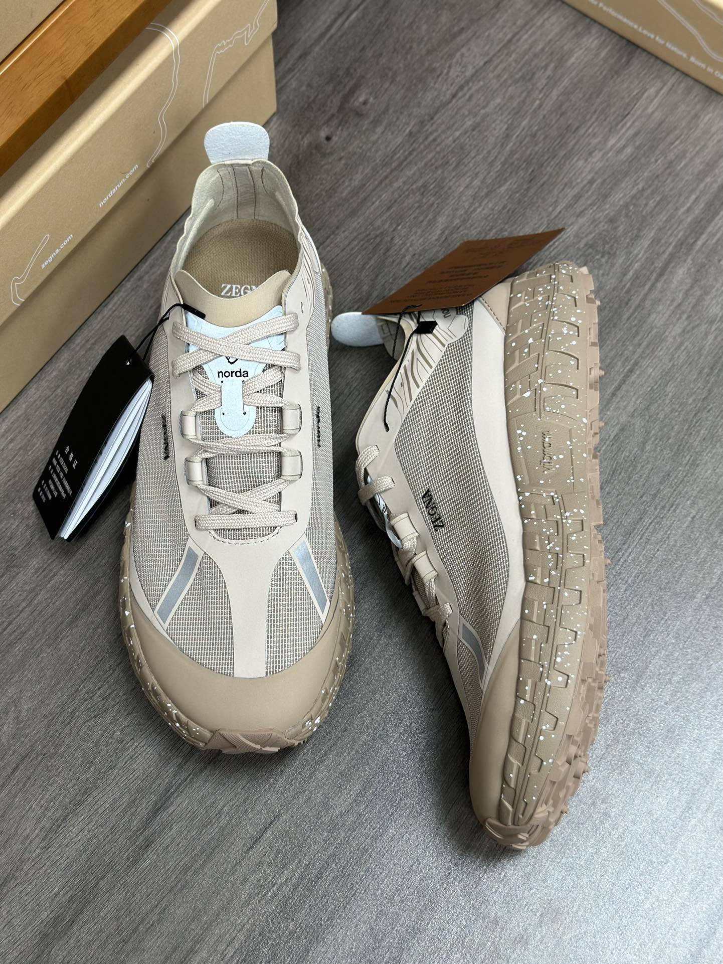 NO:346958,Zzegna's new co-branded Xnorda low-top sports running shoes are released simultaneously on the official website. This lightweight and breathable running shoes integrate recyclable materials into the design, so that the perfect combination of running shoes performance and sustainability is verified. Seamless upper matching is the Vibram sole provides excellent fit, cushioning and grip to demonstrate the best performance, greatly reducing the environmental footprint. This sports running shoes has super breathable and dynamic sports running shoes. It provides you with stable support. Shows a distinctive contrasting color design. Whether inside or outside the sports field, it can attract attention. The midsole cover can be used to move the foot bed. The shoes are light and easy to wear. The sole is soft and elastic and comfortable. The design is a VIbram brand logo bottom that is shock-proof and anti-slip. The production process is perfectly integrated with high technology, and it is comfortable and has excellent performance!  Number of sizes: 39/40/41/42/43/44 Colorful gray original box packaging comes with shoe storage bag + double card, zegna19860909Zzegna杰尼亚新款·联名款Xnorda低帮运动跑鞋官网同步发售 此款轻便透气跑步鞋将可回收材料融入设计从而让跑鞋性能和可持续性的完美结合得到验证无缝鞋面搭配 Vibram 鞋底提供卓越贴合性、缓冲性和抓地力彰显最佳性能 大幅降低环境足迹 这款运动跑鞋上脚透气性超好满蕴动感活力的运动跑鞋为您提供稳固支撑秀出个性风采鲜明的撞色设计不论运动场内外均能造就瞩目焦点车中底套楦做法可活动脚床 鞋子轻便好穿鞋底软弹舒适大底设计为VIbram品牌Logo底片防震防滑.制作工艺与高科技完美融合、舒适不凡 性能优异！ 码数:39/40/41/42/43/44炫彩灰原盒包装 随附鞋履收纳袋+双卡片,,zegna,Men's shoes