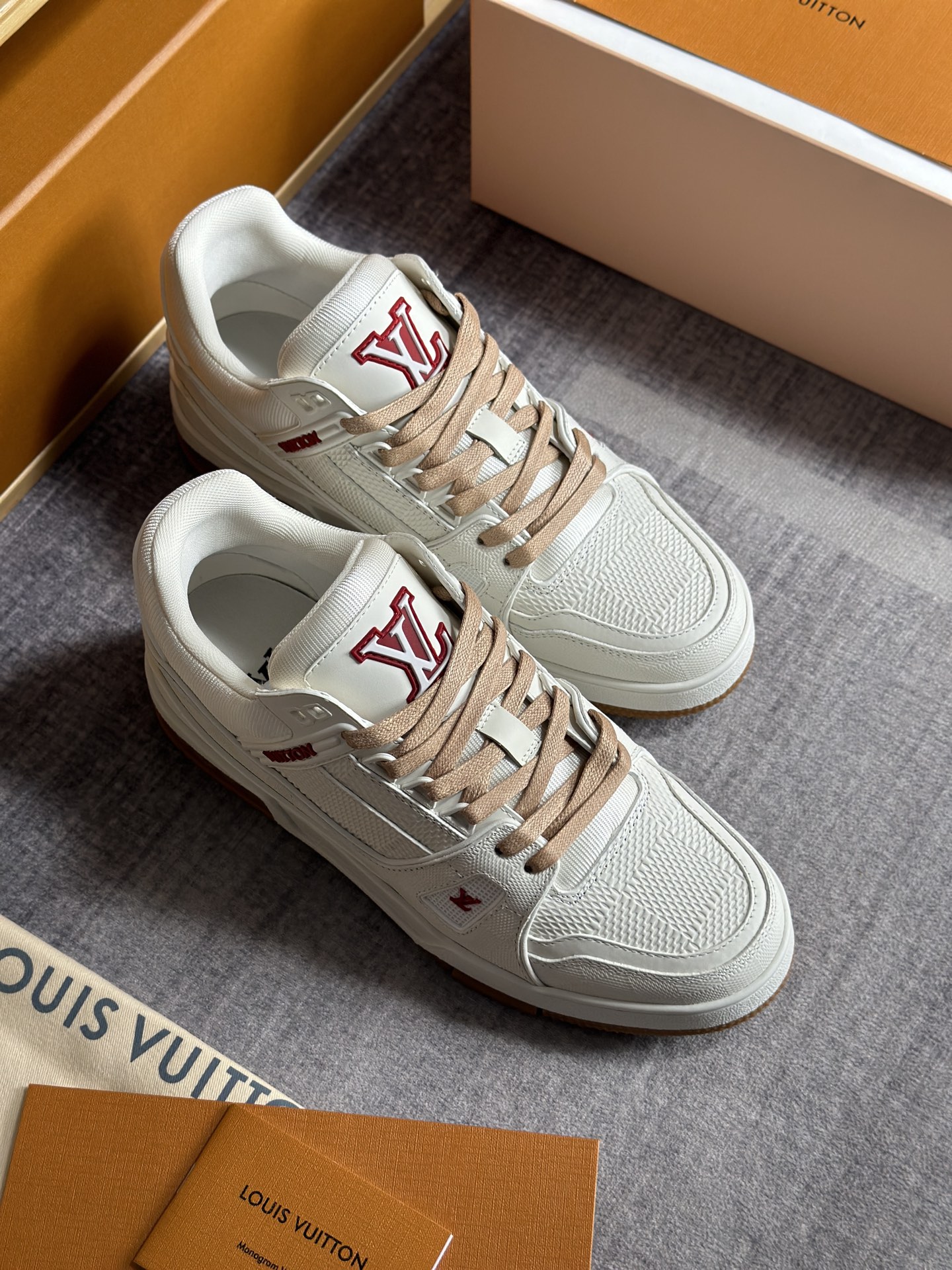 NO:346346,LV Donkey Brand official website synchronizes, 2025 new counter windows, couple casual sneakers. This LV Trainer sneakers combine classic chessboards to complex uppers and incorporate classic details such as handwritten Louis Vuitton logos. Then, the words #54 point out the 1854 when the brand was born. Mixed materials, shoe slim, Louis Vuitton elements, rubber outsole embellishment Monogram flowers, a must-have artifact for fashionable and boring!  Imported fabric cowhide, inner foot pad breathable space technology mesh, soft and delicate, rubber mold shock-absorbing large bottom, anti-slip and wear-resistant!  Original box packaging, size, 35 36 37 38 39 40 41 42 43 44 Correct size!  , louis vuitton, louis vuitton, louis vuitton, sneakers, cowhide19860909LV驴牌官网同步,2025专柜橱窗新款,情侣款休闲运动鞋 本款 LV Trainer 运动鞋融合经典棋盘格为繁复鞋面融入手写体路易威登标识等经典细节,再以 #54 字样点明品牌诞生的1854年,混合材质 鞋帯,路易威登元素,橡胶外底点缀 Monogram 花卉,时髦精闷必备神器！ 面料进口牛皮,内里垫脚透气太空科技网布,柔软细腻,橡胶模具减震大底,防滑耐磨！ 原盒包装,尺码,35 36 37 38 39 40 41 42 43 44 正码！,,louis vuitton,louis vuitton,louis vuitton,sneakers,cowhide,Men's shoes