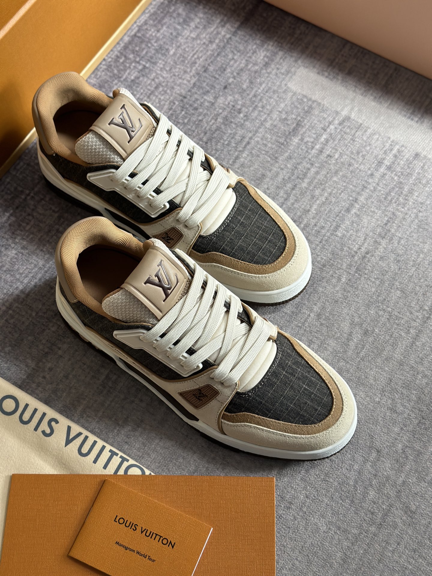 NO:346324,LV Donkey Brand official website synchronizes, 2025 new counter window styles, couples cowhide denim casual sneakers. This LV Trainer sneakers combine multiple waterproof technology fabrics to incorporate classic details such as handwritten Louis Vuitton logos to the complex upper, and then use #54 to point out the 1854 year when the brand was born. Mixed materials, shoe shears, Louis Vuitton elements, rubber outsole embellishment Monogram flowers, a must-have artifact for fashionable and boring!  Imported back-velvet splicing and washing tannin cloth with heel cowhide 54 cowhide design, inner foot pad breathable space technology mesh cloth, soft and delicate, rubber mold shock-absorbing large bottom, anti-slip and wear-resistant!  Original box packaging, size, 35 36 37 38 39 40 41 42 43 44 Positive size!  , louis vuitton, louis vuitton, louis vuitton, sneakers, cowhide19860909LV驴牌官网同步,2025专柜橱窗新款,情侣款牛皮丹宁休闲运动鞋 本款 LV Trainer 运动鞋融合多重防水科技面料,为繁复鞋面融入手写体路易威登标识等经典细节,再以 #54 字样点明品牌诞生的1854年,混合材质 鞋帯,路易威登元素,橡胶外底点缀 Monogram 花卉,时髦精闷必备神器！ 面料进口反绒拼接水洗丹宁布,后跟牛皮54牛皮设计,内里垫脚透气太空科技网布,柔软细腻,橡胶模具减震大底,防滑耐磨！ 原盒包装,尺码,35 36 37 38 39 40 41 42 43 44 正码！,,louis vuitton,louis vuitton,louis vuitton,sneakers,cowhide,Men's shoes