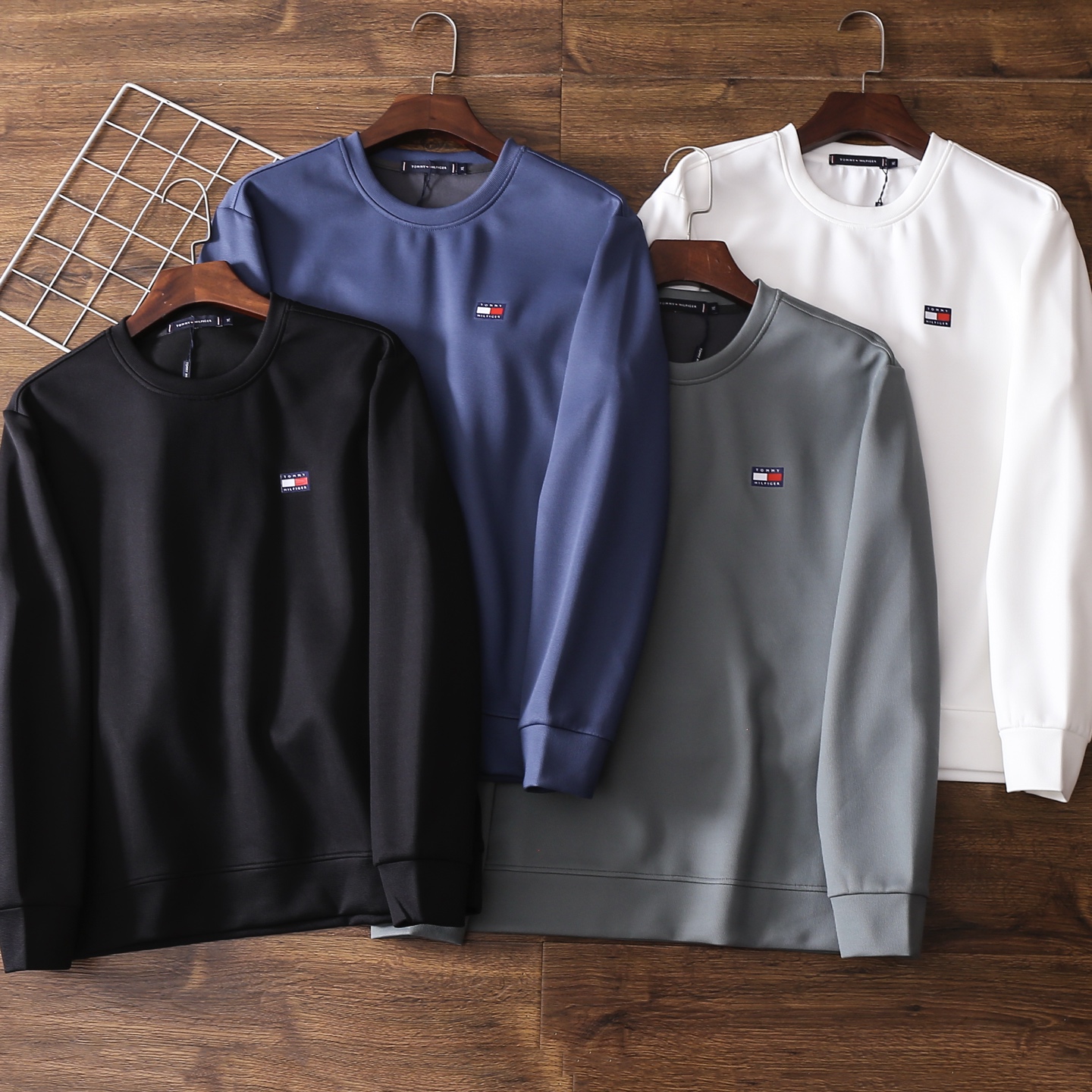 Tommy Hilfiger 2025 Fall/Winter Unisex Crewneck Sweatshirt with Embroidered Logo