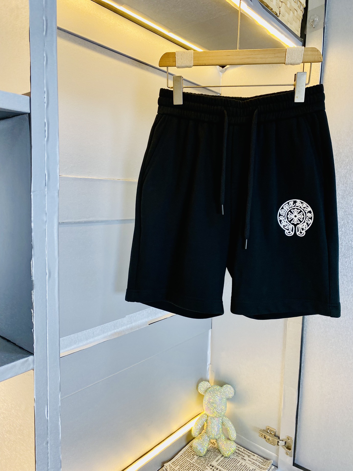 NO:138359,The Gospel of Fatty Couple Style 220 pounds to wear Chrone Hearts. Big recommendation!  The latest version of the spring and summer essential counter series is shorts, beach pants, five-quarter pants, casual pants, high-end customized original hardware. The upper body has super positive effect and the leg lines are fully demonstrated. The imported quick-drying fabric is provided by all customers. The texture is tight and delicate. The upper body is very comfortable and stylish, and it is extremely practical and versatile, which is very worth buying!  Requested recommendations from old customers!  Number of codes: M-4XL, chrome hearts, shorts, alexander wang19860909情侣款胖子福音 220斤可穿 克罗心Chrone Hearts 重磅推荐！春夏必备专柜系列最新款短裤沙滩裤五分裤休闲裤高端订制原版五金 上身效果超正,腿部线条完全得到彰显,全客供进口速干面料 纹理 紧致细腻,上身非常舒适有型,而且极为实穿百搭,非常值得入手！老客户必收推荐！ 码数:M-4XL,,chrome hearts,shorts,alexander wang,Men's clothing