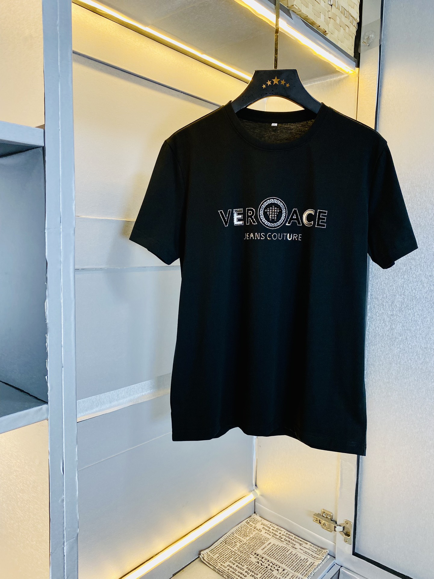 NO:480656,Wear 240 pounds, gospel of fat, couples, size M-6XL, Versace, original single quality, latest 2025 men's short-sleeved T-shirt, clothes, selected counter customized top mercerized cotton imported fabric, all details are perfectly 1 to 1 replica, restore the authentic 100% original hardware, high-end customized auxiliary materials, original factory original standard, excellent upper body effect!  , versace, versace, T-shirt,tees, t-shirt,alexander wang19860909穿240斤 胖子福音 情侣款 码数M-6XL 范思哲Versace 原单品质 2025最新款 男装短袖T恤 衣服 精选专柜订制顶级丝光棉进口面料 所有细节做工完美1比1复刻 还原正品百分百 原版五金 高端订制辅料 原厂原标 上身效果超赞！,,versace,versace,T-shirt,tees，t-shirt,alexander wang,Men's clothing