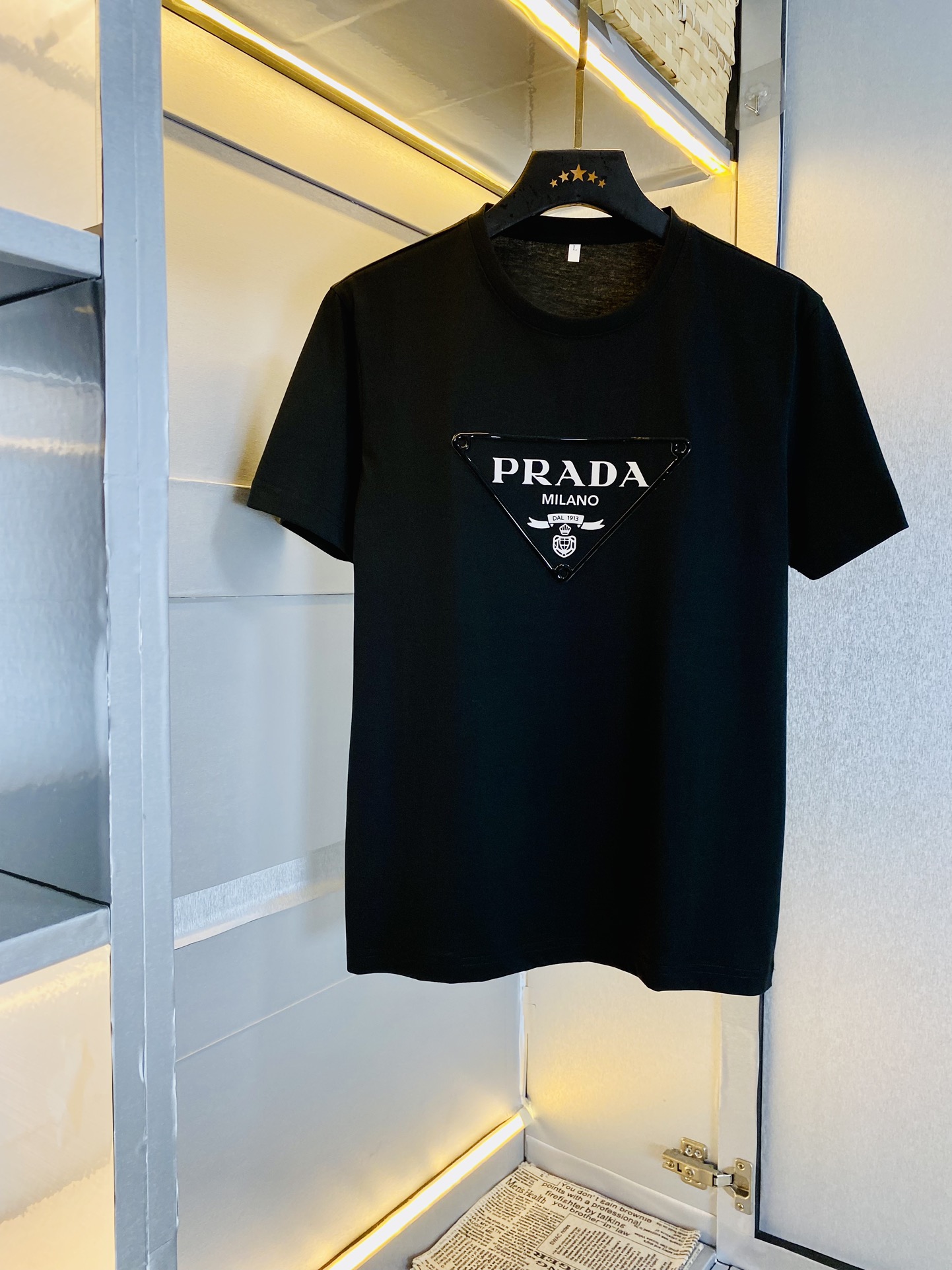 NO:427204,Wear 240 pounds, gospel of fat, couples, size M-6XL, Prada PRADA, original single quality, latest style, men's short-sleeved T-shirt, clothes, selected counter custom-made top mercerized cotton imported fabric, all details are perfectly 1 to 1 replica, restore the authentic 100% original hardware, high-end customized auxiliary materials, original factory original standard, excellent upper body effect!  ,,prada,prada,T-shirt,tees,t-shirt,alexander wang19860909穿240斤 胖子福音 情侣款 码数M-6XL 普拉达PRADA 原单品质 最新款 男装短袖T恤 衣服 精选专柜订制顶级丝光棉进口面料 所有细节做工完美1比1复刻 还原正品百分百 原版五金 高端订制辅料 原厂原标 上身效果超赞！,,prada,prada,T-shirt,tees，t-shirt,alexander wang,Men's clothing