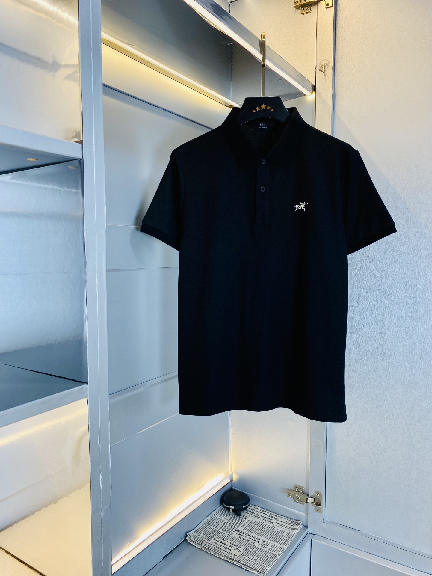 NO:906984,Wearing 190 pounds of Arc'teryx. Original quality. 2026 latest clothes. Men's lapel short sleeves. Selected counters to customize top-grade imported fabrics. All details are perfectly made and reproduced 1:1. 100% authentic. Original hardware. High-end customized accessories. Original factory original label. The upper body effect is great. Size M-3XL, arc'teryx, T-shirt,19860909穿190斤始祖鸟 原单品质 2026最新款衣服 男装翻领短袖 精选专柜订制顶级进口面料 所有细节做工完美1比1复刻 还原正品百分百 原版五金 高端订制辅料 原厂原标 上身效果超赞 码数 M-3XL,arc'teryx,T-shirt,,Men's clothing