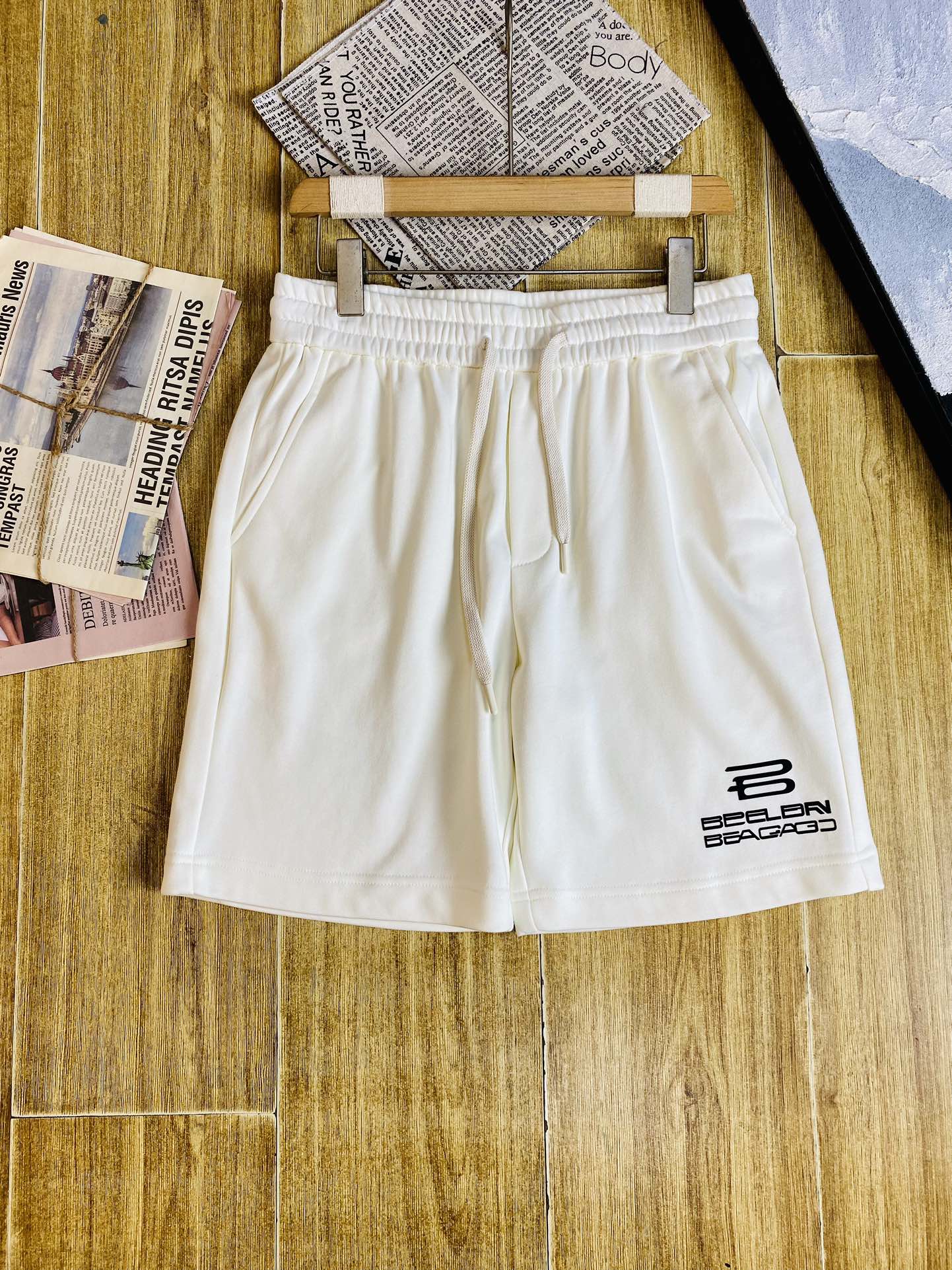   P250 情侣款🔥胖子福音 220斤可穿 ❤巴黎世家Balenciaga 重磅推荐！2025春夏必备专柜系列最新款短裤沙滩裤五分裤休闲裤🏖高端订制原版五金 上身效果超正，腿部线条完全得到彰显，全客供进口速干面料 纹理 紧致细腻，上身非常舒适有型，而且极为实穿百搭，非常值得入手！老客户必收推荐！ 码数:M-4XL