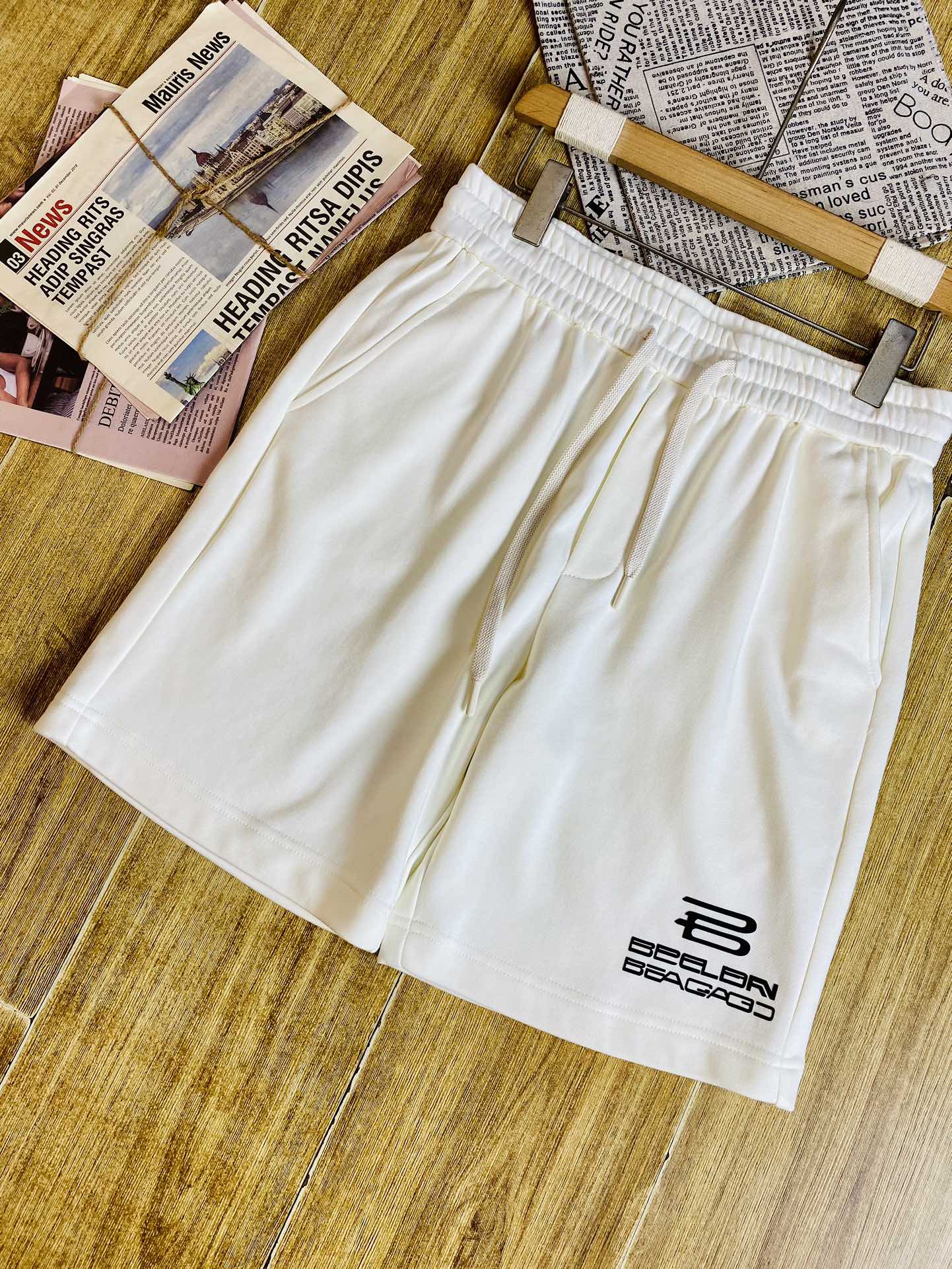   P250 情侣款🔥胖子福音 220斤可穿 ❤巴黎世家Balenciaga 重磅推荐！2025春夏必备专柜系列最新款短裤沙滩裤五分裤休闲裤🏖高端订制原版五金 上身效果超正，腿部线条完全得到彰显，全客供进口速干面料 纹理 紧致细腻，上身非常舒适有型，而且极为实穿百搭，非常值得入手！老客户必收推荐！ 码数:M-4XL