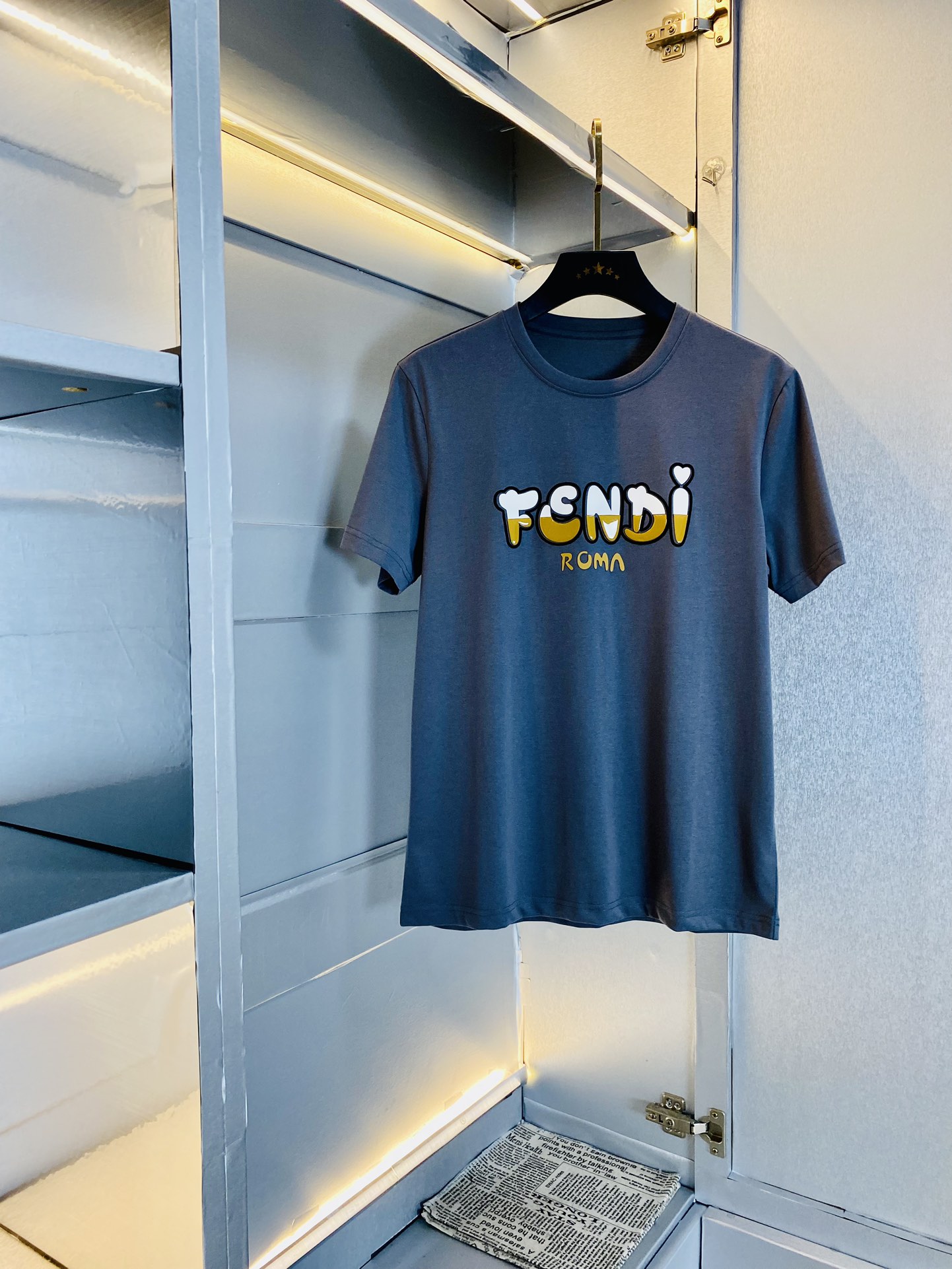 NO:446724,Wear 240 pounds, gospel of fat, couples, size M-6XL, Fendi Fendi, original single quality, latest style, men's short-sleeved T-shirt, clothes, selected counter customized top mercerized cotton imported fabric, all details are perfectly 1 to 1 replica, restore the authentic 100% original hardware, high-end customized auxiliary materials, original factory original standard, excellent upper body effect!  ,fendi,fendi,T-shirt,tees,t-shirt,alexander wang19860909穿240斤 胖子福音 情侣款 码数M-6XL 芬迪Fendi 原单品质 最新款 男装短袖T恤 衣服 精选专柜订制顶级丝光棉进口面料 所有细节做工完美1比1复刻 还原正品百分百 原版五金 高端订制辅料 原厂原标 上身效果超赞！,,fendi,fendi,T-shirt,tees，t-shirt,alexander wang,Men's clothing