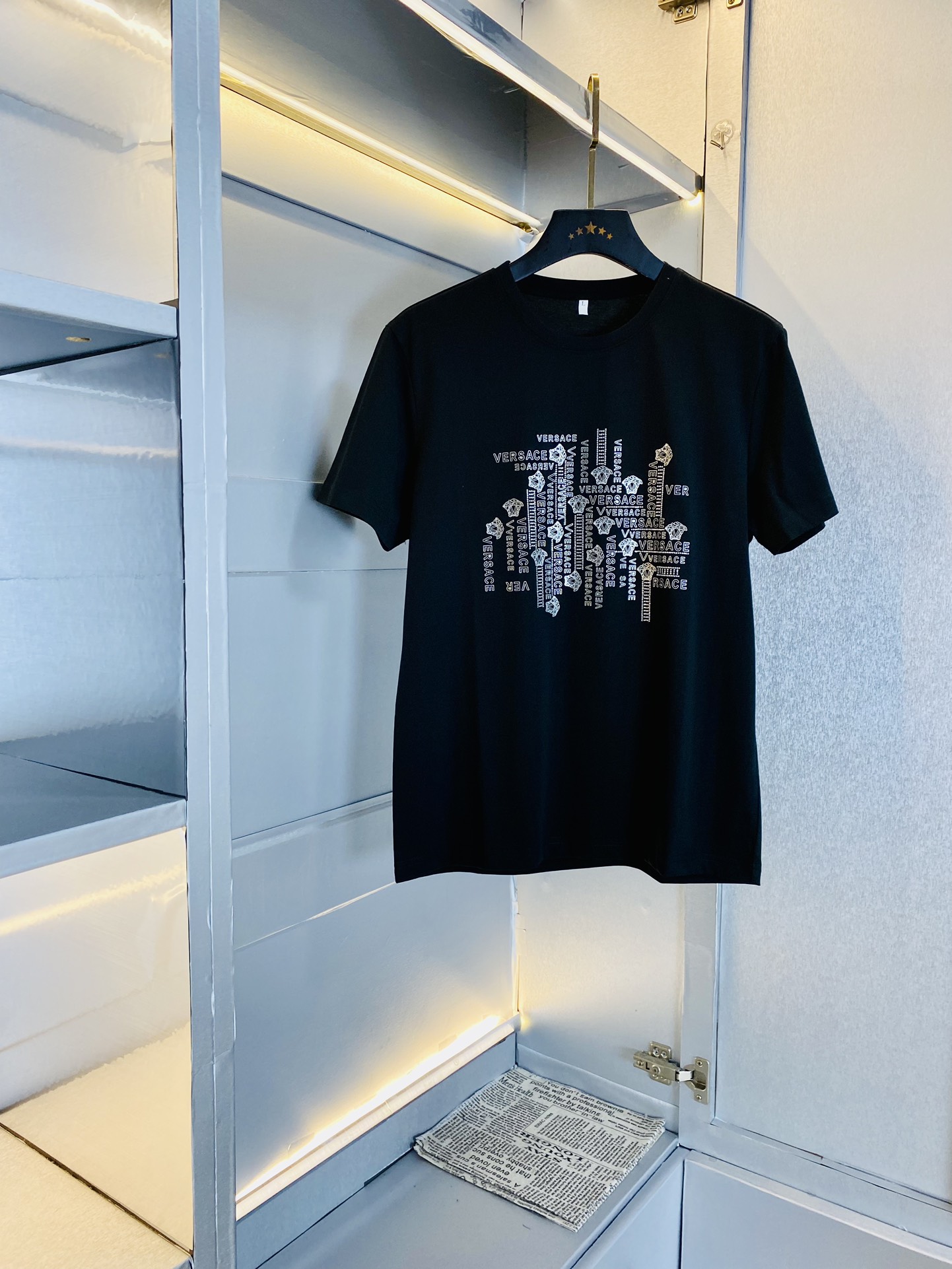 NO:142661,Wear 240 pounds, gospel of fat, couples, size M-6XL, Versace, original single quality, latest 2025 men's short-sleeved T-shirt, clothes, selected counter customized top mercerized cotton imported fabric, all details are perfectly 1 to 1 replica, restore the authentic 100% original hardware, high-end customized auxiliary materials, original factory original standard, excellent upper body effect!  , versace, versace, T-shirt,tees, t-shirt,alexander wang19860909穿240斤 胖子福音 情侣款 码数M-6XL 范思哲Versace 原单品质 2025最新款 男装短袖T恤 衣服 精选专柜订制顶级丝光棉进口面料 所有细节做工完美1比1复刻 还原正品百分百 原版五金 高端订制辅料 原厂原标 上身效果超赞！,,versace,versace,T-shirt,tees，t-shirt,alexander wang,Men's clothing