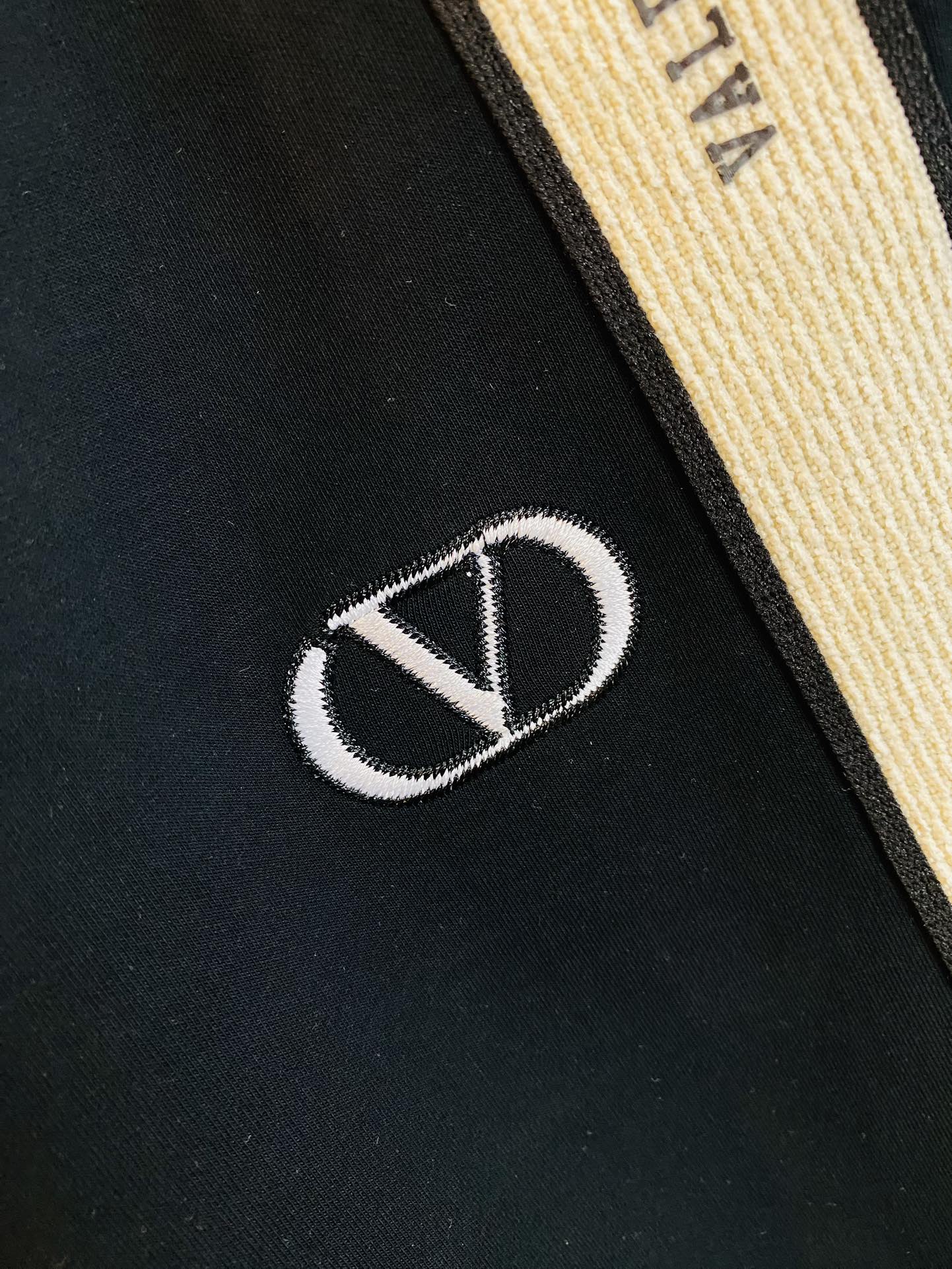 ！  官网原单货 可穿200斤🔥华伦天奴Valentino 简约时尚 秋冬款休闲裤长裤👖身穿着非常舒适 