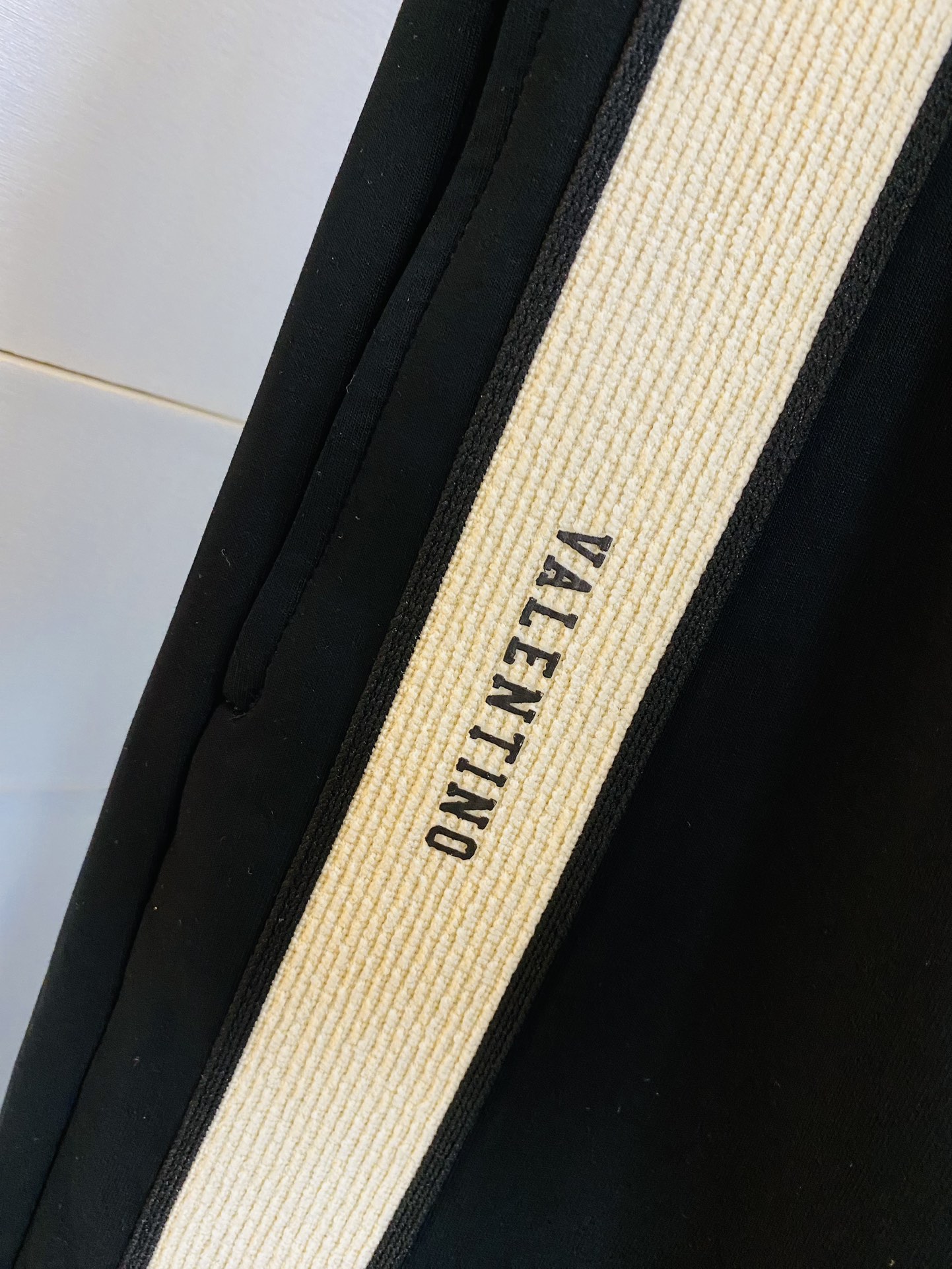 ！  官网原单货 可穿200斤🔥华伦天奴Valentino 简约时尚 秋冬款休闲裤长裤👖身穿着非常舒适 