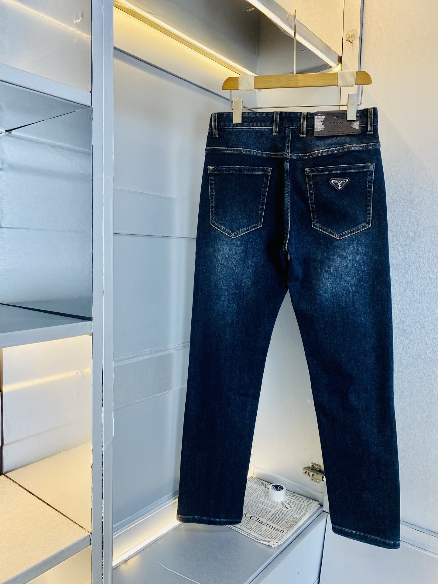 NO:124664,Original single product, 200 catties Prada Prada 2025 autumn and autumn new counters are available at the same time, fashionable casual pants and elastic jeans, imported original fabric, comfortable and breathable upper body, top craft hardware accessories. Very high-end, super positive style, fashionable and stylish upper body!  A must-have item in the closet!  Size 29-38, prada, prada, jeans, alexander wang19860909原单货 可穿200斤普拉达Prada 2025秋季秋款新款专柜同步有售,时尚休闲裤弹力牛仔裤,进口原版面料,上身舒适透气,顶级工艺五金配饰.档次极高,版型超正,上身时尚有型！衣橱必备单品！尺码29-38,,prada,prada,jeans,alexander wang,Men's clothing