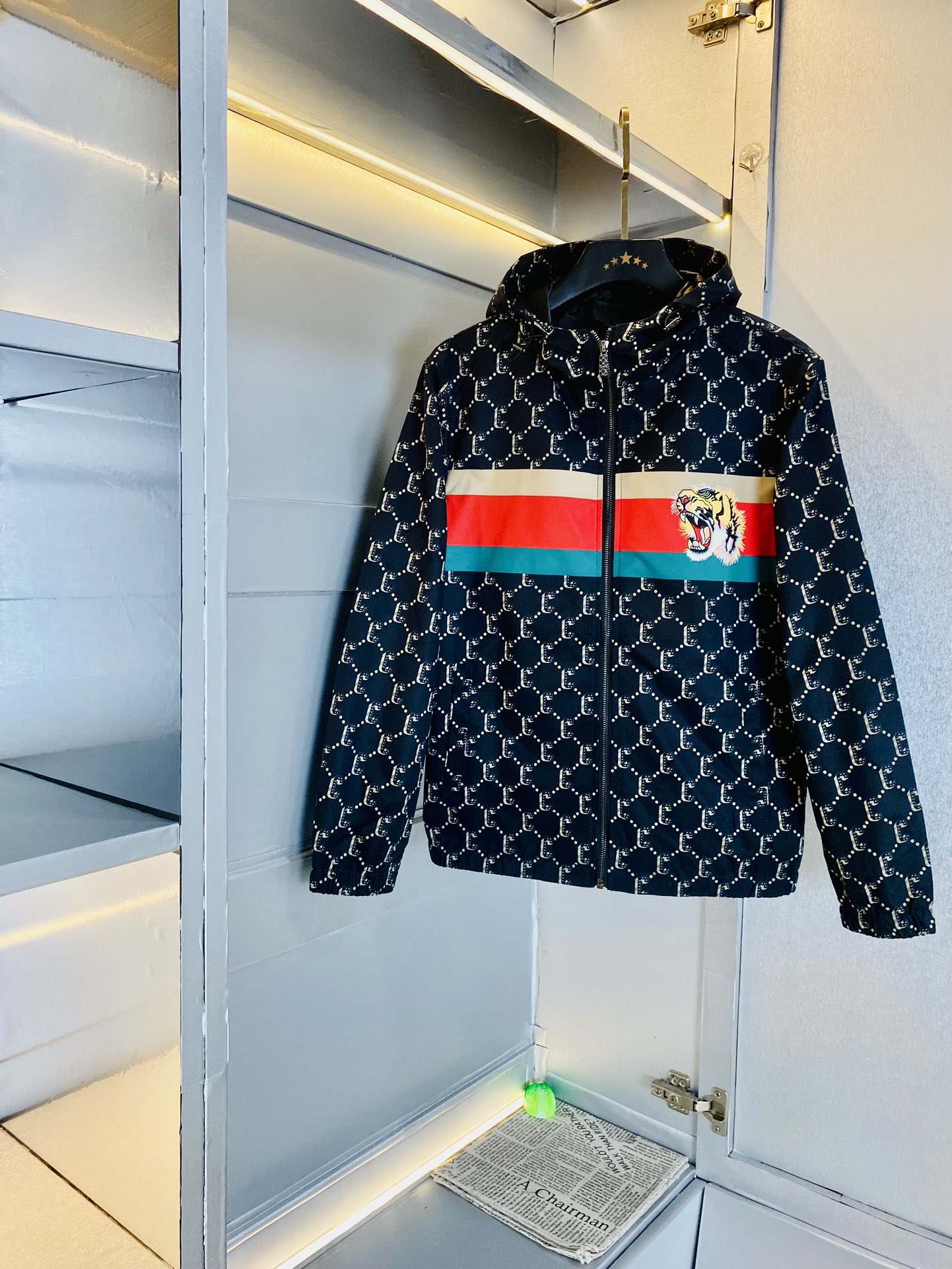 NO:129561,The original order of the official website can wear 200 kilograms of Gucci autumn style!  New jacket windbreaker, high-quality, original fabric, Internet celebrity, same style, custom hardware and accessories for opening molds, very comfortable, super versatile, good-looking, non-market, casual comparison, absolutely guaranteed quality, color, color, size M-4XL,, gucci, jackets & coats, jackets & coats, alexander wang19860909官网原单货 可穿200斤古奇Gucci 秋款！新款外套夹克防风衣 高版本高品质 原版面料网红明星同款 开模定制五金辅料 感非常舒服 超级百搭好看 非市场普通版本 随意对比 品质绝对保证 颜色图色 尺码M-4XL,,gucci,jackets & coats,jackets & coats,alexander wang,Men's clothing