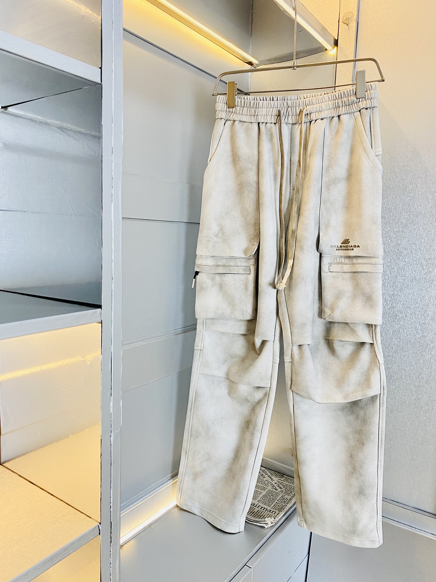 NO:116427,The original official website can wear 220 kilograms of Balenciaga. Simple and fashionable. Fall and winter straight casual pants, trousers, trousers, trousers, elastic pants, very comfortable to wear, low-key and luxurious, very classy when worn, and there is no need to say much about the trousers and cuts. The upper body is exquisite and vivid. The truly first-class quality is the real-class casual pants, elastic pants, uses Turkish cotton, and produces the most famous tannin cloth. The quality is excellent, and the pants are soft after heavy washing!  Straight-footed style, not picky, absolutely stylish, expert design, extremely luxurious. Number of codes: M-4XL, balenciaga, balenciaga, alexander wang19860909官网原单货 可穿220斤巴黎世家Balenciaga 简约时尚 秋冬款直筒休闲裤长裤卫裤松紧裤身穿着非常舒适 低调不失奢华 穿出去非常有档次,裤型款式和裁剪亦无需多言 上身精致跃然.真正一等一顶级质料 真正殿堂级的休闲裤松紧裤,选用土耳其的棉花 生产出最有名的单宁布 品质卓然,经过重水洗使得裤子很柔软！直脚的版型 不挑人 上身绝对的有型 达人设计 极度奢华.码数:M-4XL,,balenciaga,balenciaga,alexander wang,Men's clothing