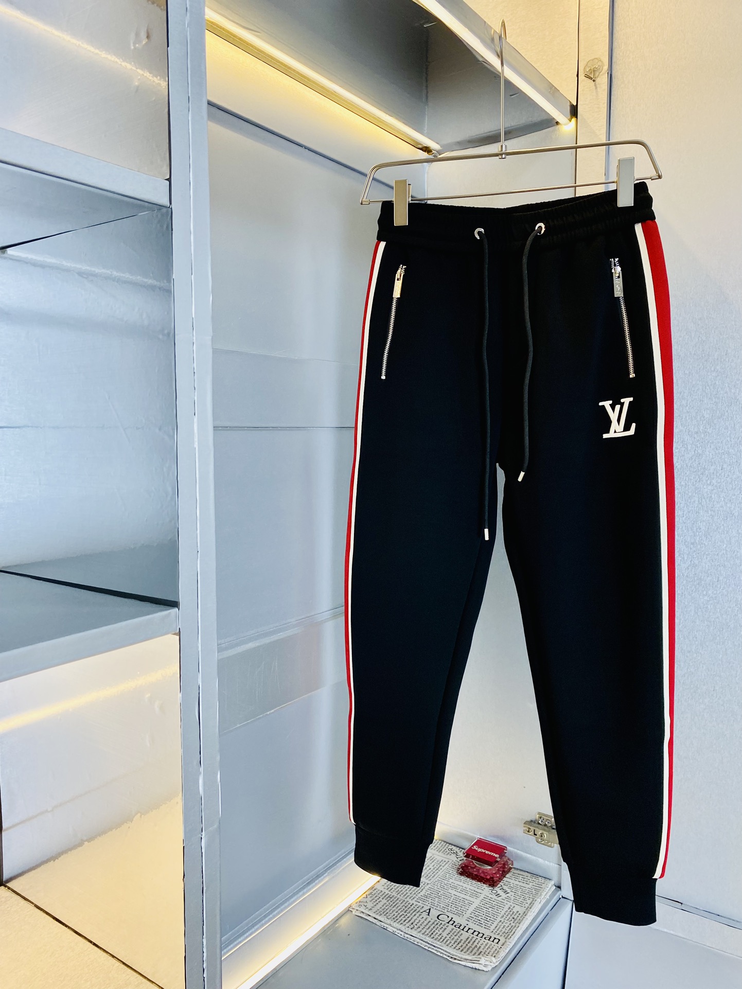 NO:117886,The original official website can wear 200 kilograms of Louis Vuitton Lv. Simple and fashionable. The autumn and winter casual pants are very comfortable to wear, low-key and luxurious. They are very classy when worn. There is no need to say much about the trousers and cuts. The upper body is exquisite and vivid. The truly first-class quality is the true palace-grade casual pants elastic pants, which are made of Turkey's cotton, and the most famous tannin cloth is produced. The quality is excellent, and the pants are heavy washed to make the pants very soft!  Straight-footed style, not picky, the upper body is absolutely stylish, the waist is inlaid with silver jewelry, extremely luxurious. Size: M-3XL,,louis vuitton,louis vuitton,alexander wang19860909官网原单货 可穿200斤路易威登Lv 简约时尚 秋冬款休闲裤长裤身穿着非常舒适 低调不失奢华 穿出去非常有档次,裤型款式和裁剪亦无需多言 上身精致跃然.真正一等一顶级质料 真正殿堂级的休闲裤松紧裤,选用土耳其的棉花 生产出最有名的单宁布 品质卓然,经过重水洗使得裤子很柔软！直脚的版型 不挑人 上身绝对的有型 裤腰镶嵌银饰达人设计 极度奢华.码数:M-3XL,,louis vuitton,louis vuitton,alexander wang,Men's clothing