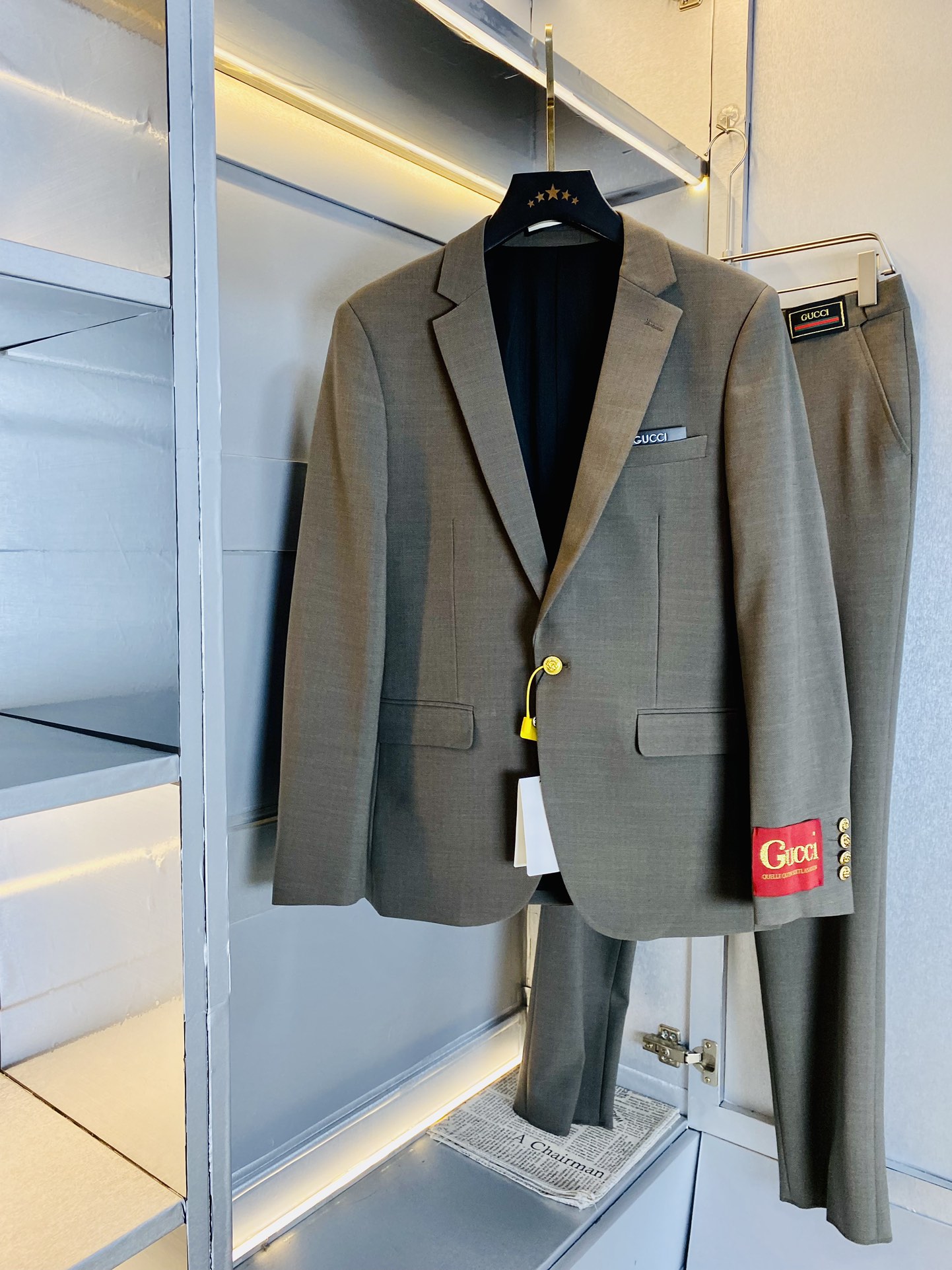 NO:117908,The original order of the official website can wear 200 kilograms of Gucci 2025 autumn and winter style!  New suit jacket suit suit dress suit complete three standards, high-quality wash water mark, original fabric same style as internet celebrities, not only sold!  Customized hardware accessories with mold opening feel very comfortable, super versatile and beautiful, non-market ordinary version, random comparison, absolutely guaranteed quality, color picture, size M-3XL (175/130 catties wear M), gucci, jackets & coats, business suit, alexander wang19860909官网原单货 可穿200斤古奇Gucci 2025秋冬款！新款西装外套西装套装礼服套装 三标齐全 带洗水唛高版本高品质 原版面料网红明星同款,不单卖！ 开模定制五金辅料 感非常舒服 超级百搭好看 非市场普通版本 随意对比 品质绝对保证 颜色图色 尺码M-3XL (175/130斤穿M),,gucci,jackets & coats,business suit,alexander wang,Men's clothing