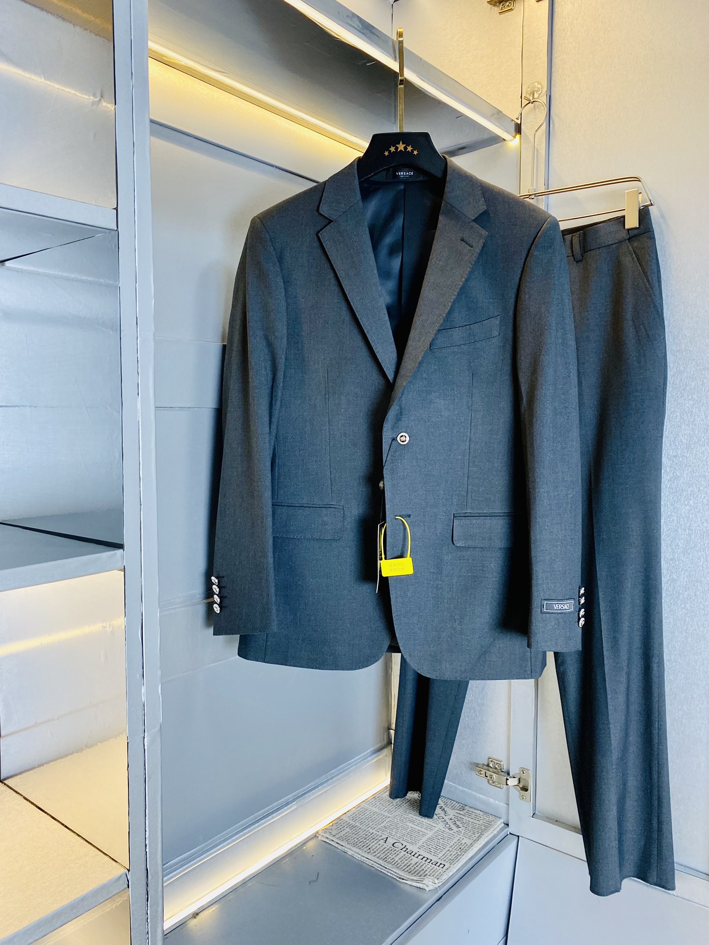 NO:117904,The original order on the official website can wear 200 catties Versace 2025 autumn and winter style!  New suit jacket suit suit dress suit complete three standards, high-quality wash water mark, original fabric same style as internet celebrities, not only sold!  Customized hardware and accessories with mold opening feel very comfortable, super versatile and beautiful, non-market ordinary version, random comparison, absolutely guaranteed quality, color picture, size M-3XL (175/130 catties wear M), versace, versace, jackets & coats, business suit, alexander wang19860909官网原单货 可穿200斤范思哲Versace 2025秋冬款！新款西装外套西装套装礼服套装 三标齐全 带洗水唛高版本高品质 原版面料网红明星同款,不单卖！ 开模定制五金辅料 感非常舒服 超级百搭好看 非市场普通版本 随意对比 品质绝对保证 颜色图色 尺码M-3XL (175/130斤穿M),,versace,versace,jackets & coats,business suit,alexander wang,Men's clothing