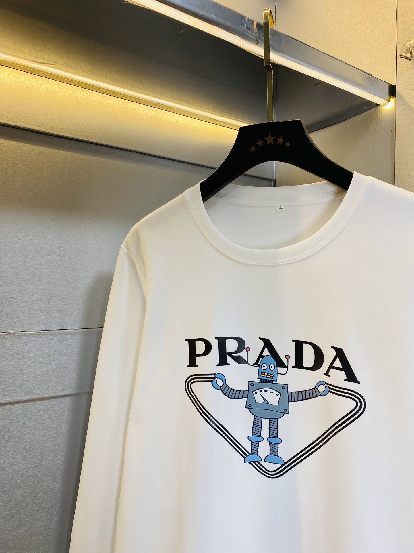   P240 官网款🔥可穿200斤胖子福音🔥 普拉达Prada 原单品质  三标齐全 2025最新款 衣服男装卫衣T恤 精选专柜订制顶级🐥双丝光棉🐥进口面料 所有细节做工完美1比1复刻 还原正品百分百 原版五金 高端订制辅料 原厂原标 上身效果超赞！码数:M-4XL