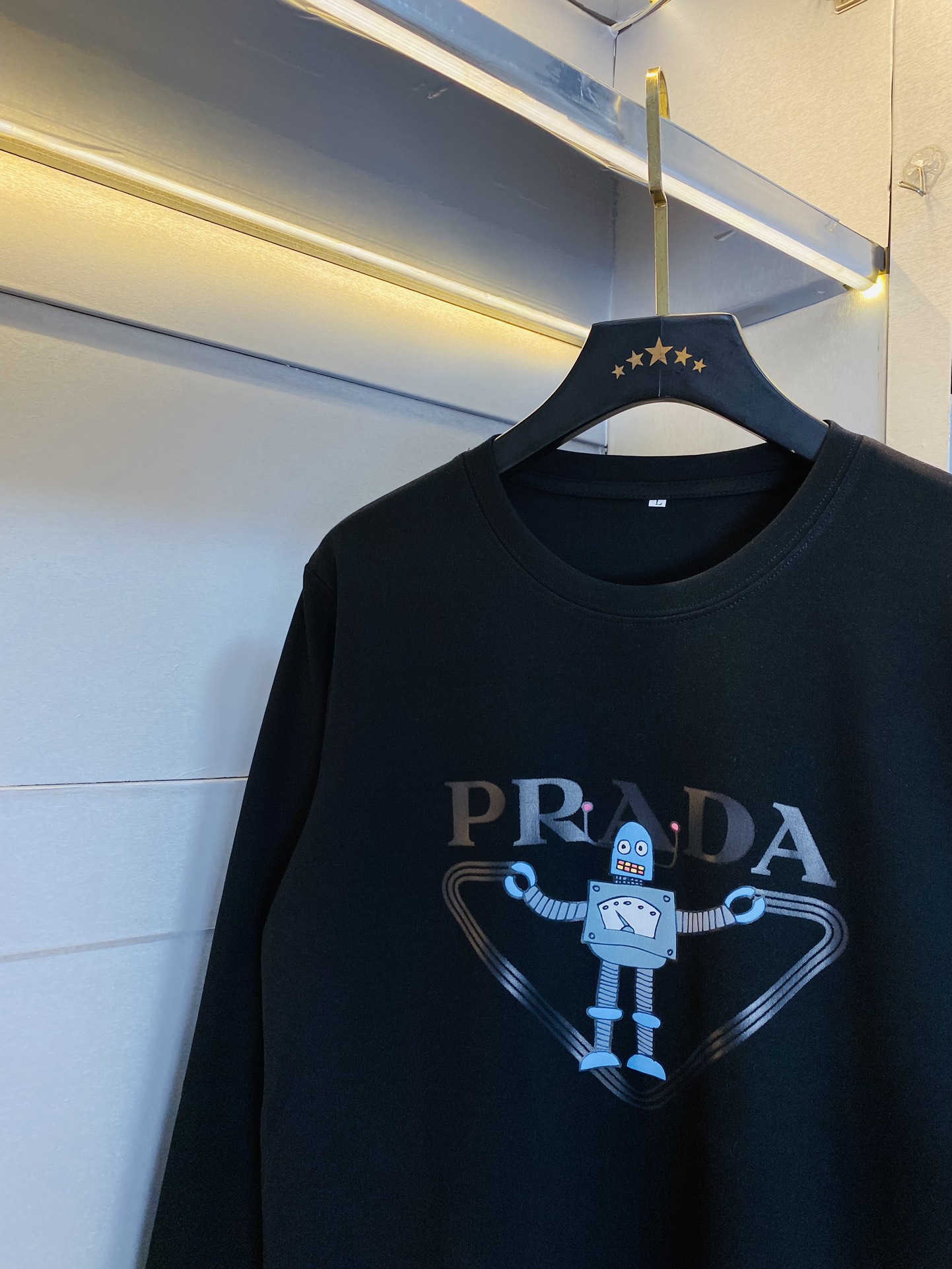   P240 官网款🔥可穿200斤胖子福音🔥 普拉达Prada 原单品质  三标齐全 2025最新款 衣服男装卫衣T恤 精选专柜订制顶级🐥双丝光棉🐥进口面料 所有细节做工完美1比1复刻 还原正品百分百 原版五金 高端订制辅料 原厂原标 上身效果超赞！码数:M-4XL