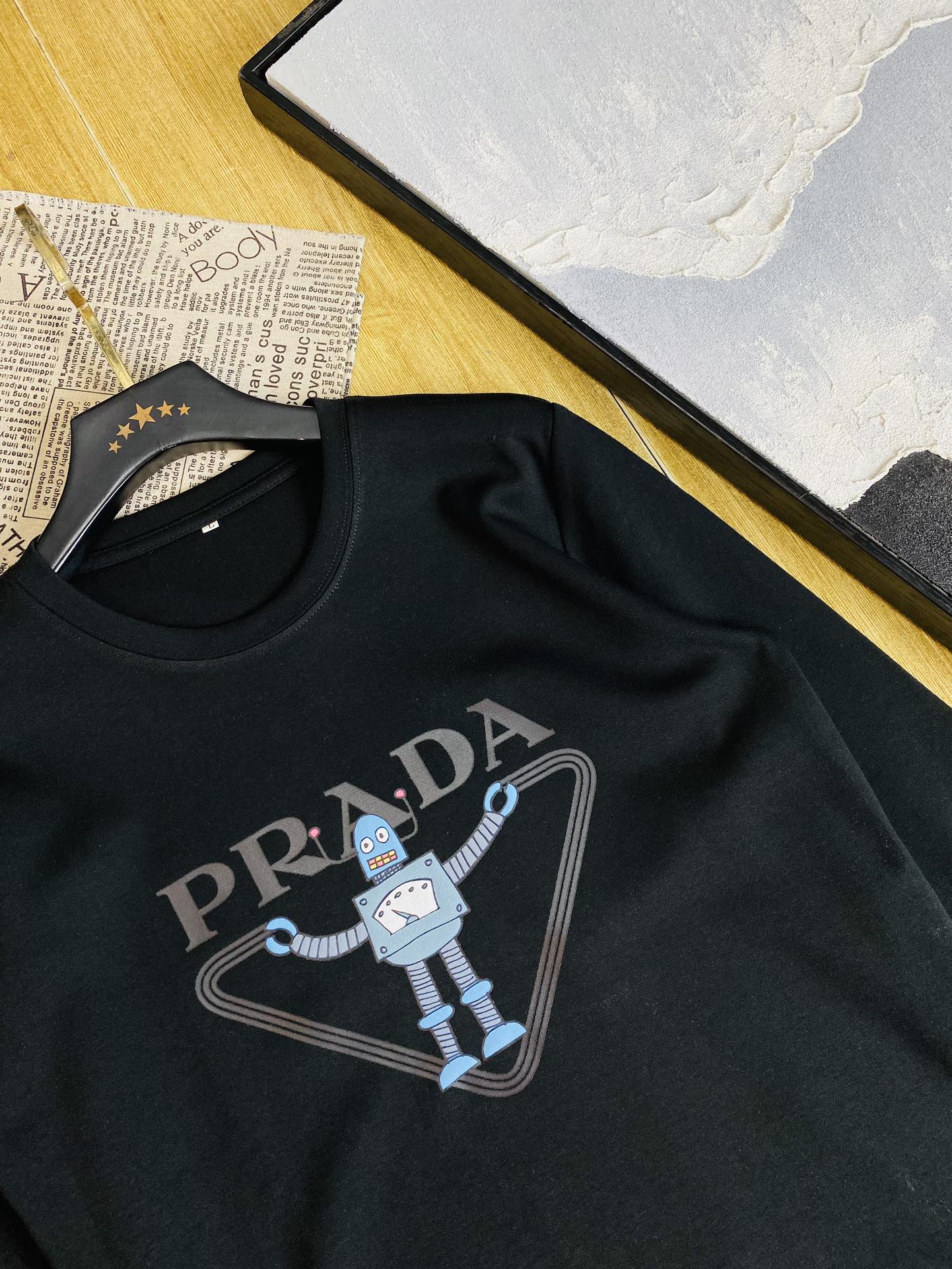   P240 官网款🔥可穿200斤胖子福音🔥 普拉达Prada 原单品质  三标齐全 2025最新款 衣服男装卫衣T恤 精选专柜订制顶级🐥双丝光棉🐥进口面料 所有细节做工完美1比1复刻 还原正品百分百 原版五金 高端订制辅料 原厂原标 上身效果超赞！码数:M-4XL