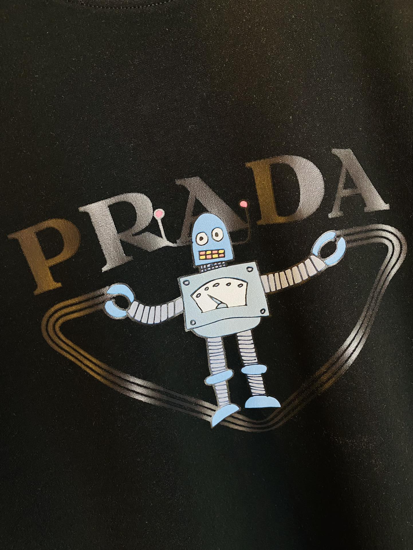   P240 官网款🔥可穿200斤胖子福音🔥 普拉达Prada 原单品质  三标齐全 2025最新款 衣服男装卫衣T恤 精选专柜订制顶级🐥双丝光棉🐥进口面料 所有细节做工完美1比1复刻 还原正品百分百 原版五金 高端订制辅料 原厂原标 上身效果超赞！码数:M-4XL