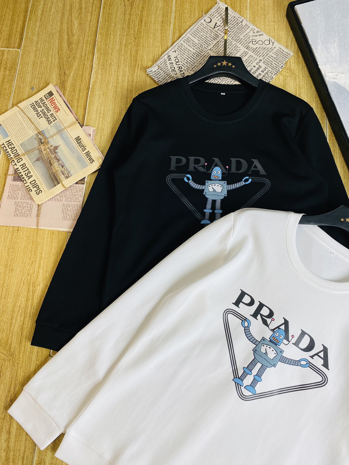   P240 官网款🔥可穿200斤胖子福音🔥 普拉达Prada 原单品质  三标齐全 2025最新款 衣服男装卫衣T恤 精选专柜订制顶级🐥双丝光棉🐥进口面料 所有细节做工完美1比1复刻 还原正品百分百 原版五金 高端订制辅料 原厂原标 上身效果超赞！码数:M-4XL