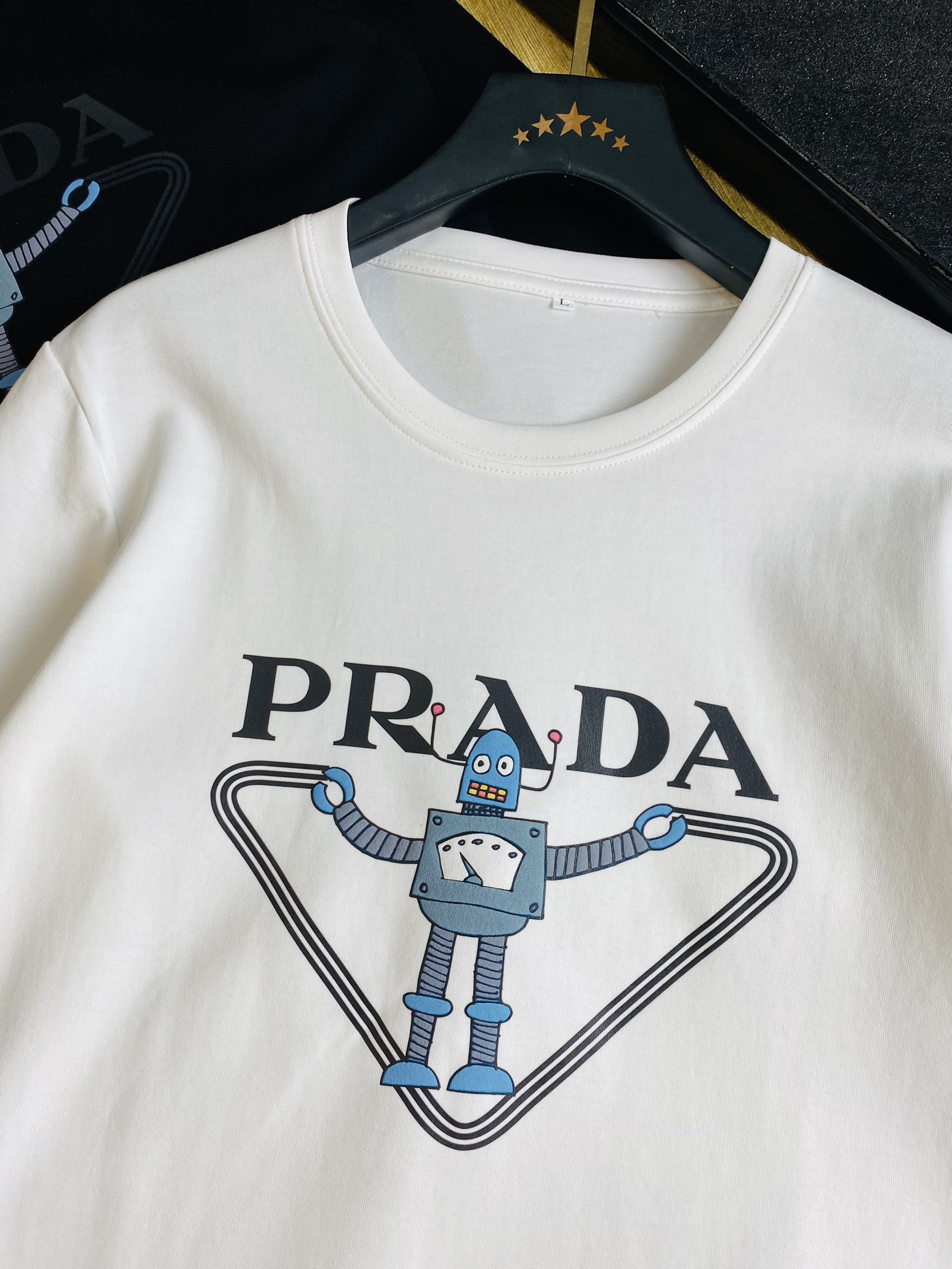   P240 官网款🔥可穿200斤胖子福音🔥 普拉达Prada 原单品质  三标齐全 2025最新款 衣服男装卫衣T恤 精选专柜订制顶级🐥双丝光棉🐥进口面料 所有细节做工完美1比1复刻 还原正品百分百 原版五金 高端订制辅料 原厂原标 上身效果超赞！码数:M-4XL