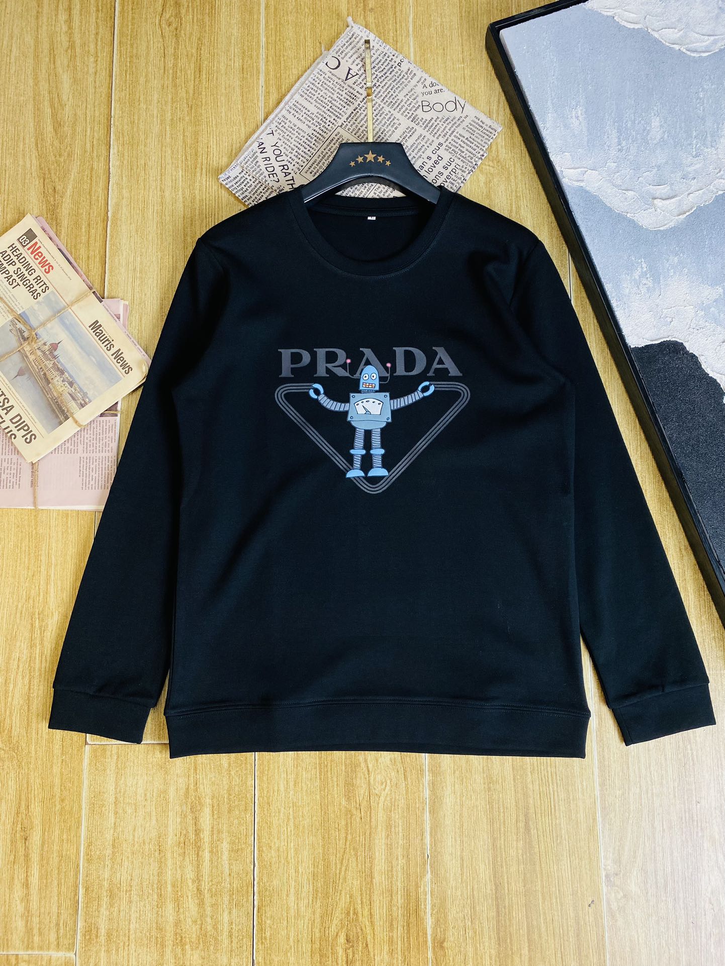   P240 官网款🔥可穿200斤胖子福音🔥 普拉达Prada 原单品质  三标齐全 2025最新款 衣服男装卫衣T恤 精选专柜订制顶级🐥双丝光棉🐥进口面料 所有细节做工完美1比1复刻 还原正品百分百 原版五金 高端订制辅料 原厂原标 上身效果超赞！码数:M-4XL