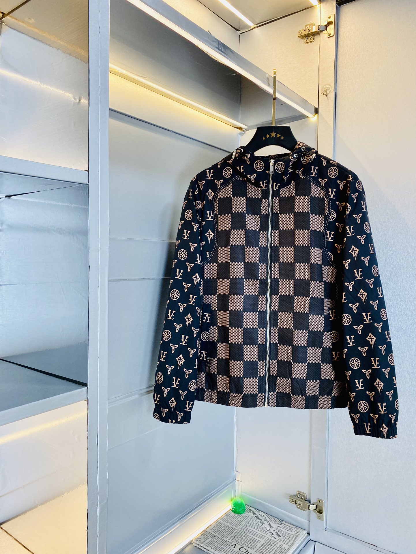 NO:523377,The original order of the official website can wear 200 catties Louis Vuitton LV 2025 autumn model!  New jacket jacket windbreaker, high-quality, original fabric, same style as internet celebrity, mold opening custom hardware accessories, very comfortable, super versatile, beautiful jacket, non-market, ordinary version, random comparison, absolutely guaranteed quality, color picture, size M-4XL,,louis vuitton,louis vuitton,jackets & coats,jackets & coats,alexander wang19860909官网原单货 可穿200斤路易威登LV 2025秋款！新款外套夹克防风衣 高版本高品质 原版面料网红明星同款 开模定制五金辅料 感非常舒服 超级百搭好看的一款外套 非市场普通版本 随意对比 品质绝对保证 颜色图色 尺码M-4XL,,louis vuitton,louis vuitton,jackets & coats,jackets & coats,alexander wang,Men's clothing