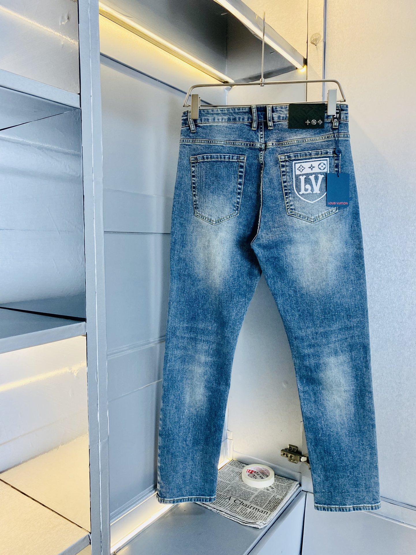 NO:124667,Original single product, 200 kilograms of Louis Vuitton Lv 2025 winter new style counter is available at the same time, fashionable casual pants straight jeans stretch jeans, imported original fabric, comfortable and breathable upper body, top craft hardware accessories. Very high-end, super straight style, fashionable and stylish upper body!  A must-have item in the closet!  Size 29-38, louis vuitton,louis vuitton,jeans,alexander wang19860909原单货 可穿200斤路易威登Lv 2025 冬款新款专柜同步有售,时尚休闲裤直筒牛仔裤弹力牛仔裤,进口原版面料,上身舒适透气,顶级工艺五金配饰.档次极高,版型超正,上身时尚有型！衣橱必备单品！尺码29-38,,louis vuitton,louis vuitton,jeans,alexander wang,Men's clothing