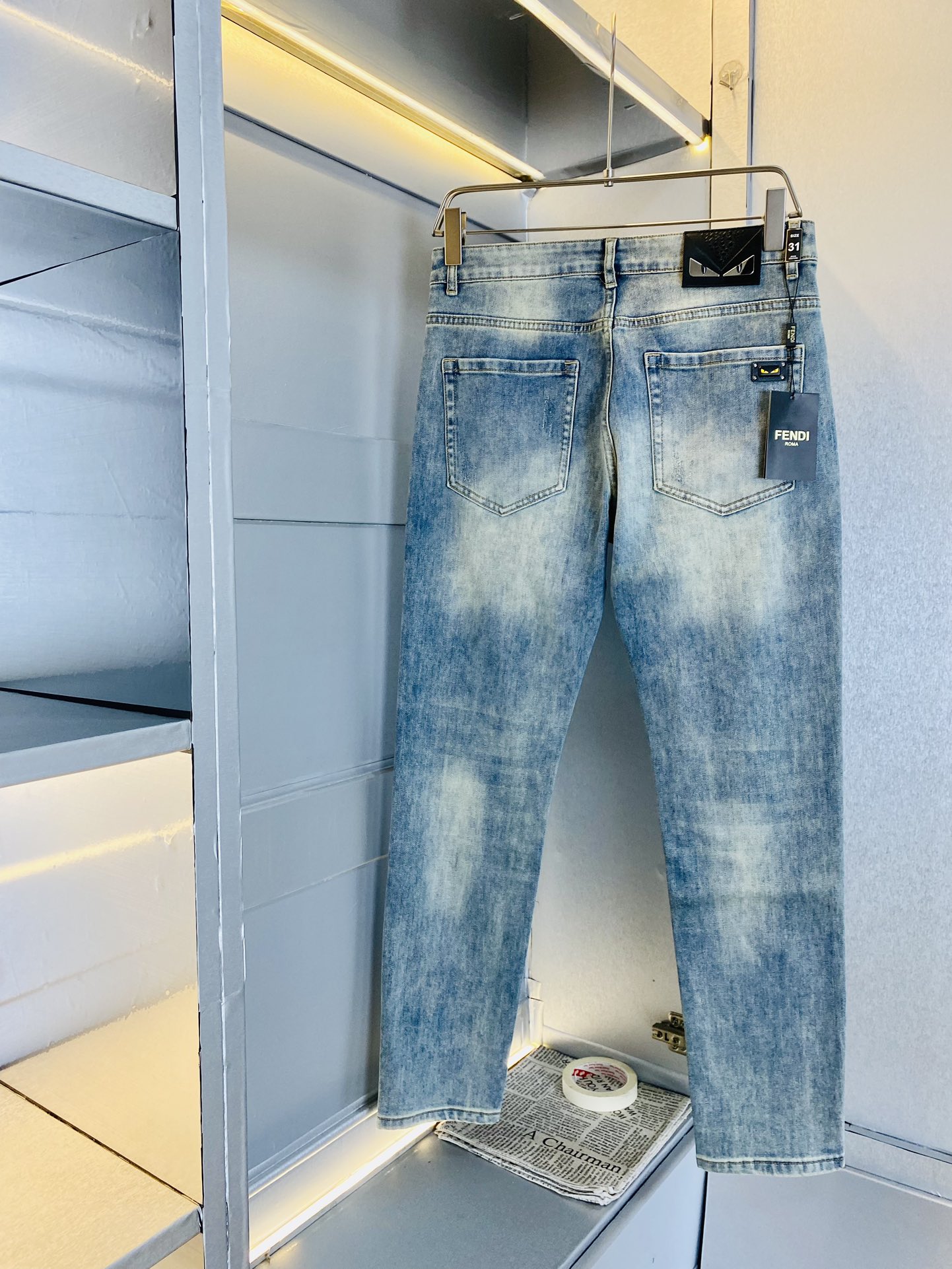 NO:124668,Original single product, 200 kilograms of Fendi 2025 winter new style counter is available at the same time, fashionable casual pants, straight jeans, elastic jeans, imported original fabric, comfortable and breathable upper body, top craft hardware accessories. Very high-end, super straight style, fashionable and stylish upper body!  A must-have item in the closet!  Size 29-38, fendi, fendi, jeans, alexander wang19860909原单货 可穿200斤芬迪Fendi 2025 冬款新款专柜同步有售,时尚休闲裤直筒牛仔裤弹力牛仔裤,进口原版面料,上身舒适透气,顶级工艺五金配饰.档次极高,版型超正,上身时尚有型！衣橱必备单品！尺码29-38,,fendi,fendi,jeans,alexander wang,Men's clothing