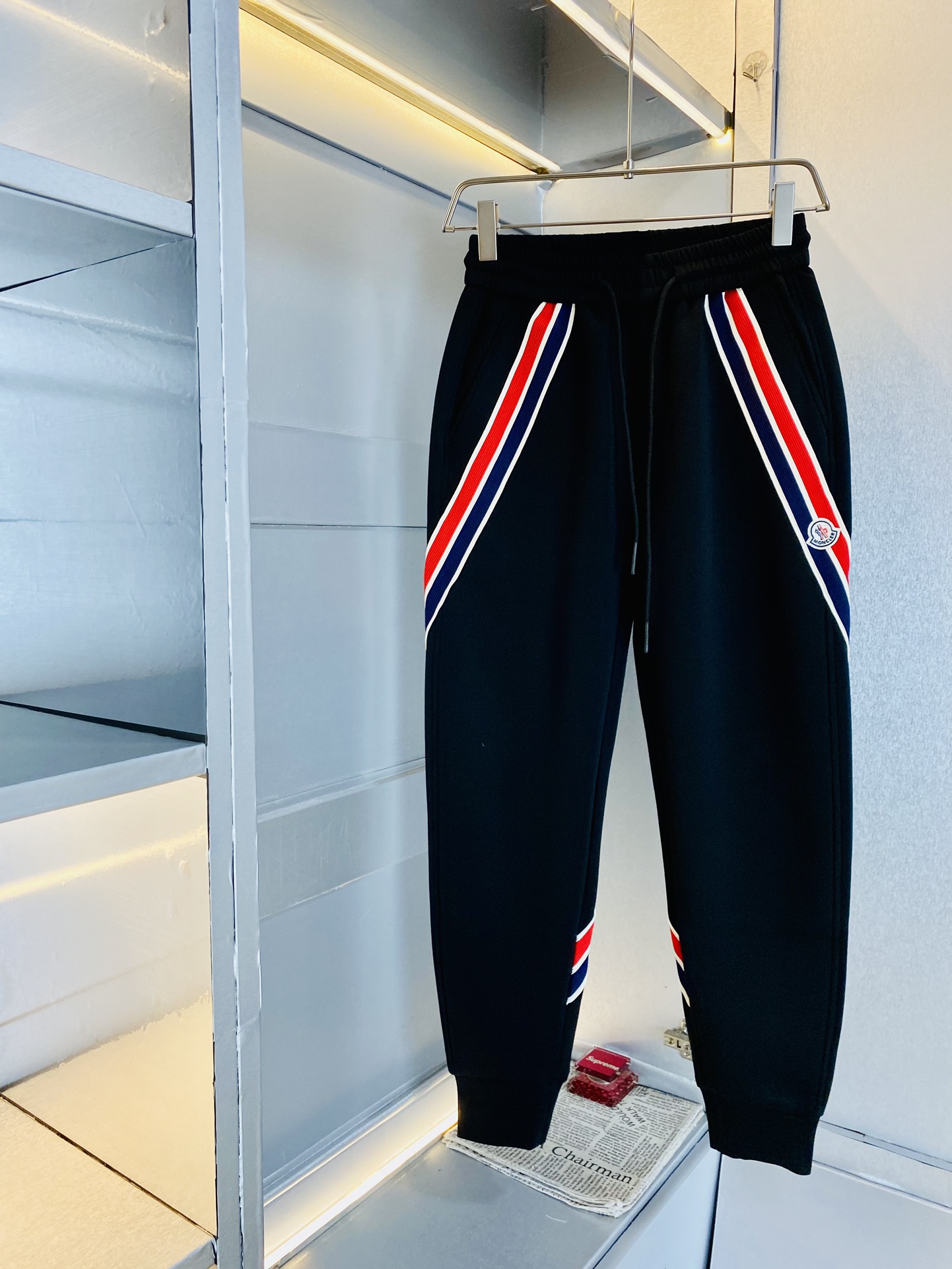 NO:116418,The original official website can wear 200 kilogram cover Moncler, simple and fashionable, autumn and winter casual pants, very comfortable to wear, low-key and luxurious, very classy when worn, and there is no need to say much about the trousers style and cutting. The upper body is exquisite and vivid. The truly first-class quality is the real-class casual pants elastic pants, which are made of Turkey's cotton, and the most famous tannin cloth is produced. The quality is excellent, and the pants are heavy washed to make the pants very soft!  Straight-footed style, not picky, the upper body is absolutely stylish, the waist is inlaid with silver jewelry, extremely luxurious. Number of sizes: M-3XL, christian louboutin, Moncler, alexander wang19860909官网原单货 可穿200斤蒙口Moncler 简约时尚 秋冬款休闲裤长裤身穿着非常舒适 低调不失奢华 穿出去非常有档次,裤型款式和裁剪亦无需多言 上身精致跃然.真正一等一顶级质料 真正殿堂级的休闲裤松紧裤,选用土耳其的棉花 生产出最有名的单宁布 品质卓然,经过重水洗使得裤子很柔软！直脚的版型 不挑人 上身绝对的有型 裤腰镶嵌银饰达人设计 极度奢华.码数:M-3XL,,christian louboutin,Moncler,alexander wang,Men's clothing