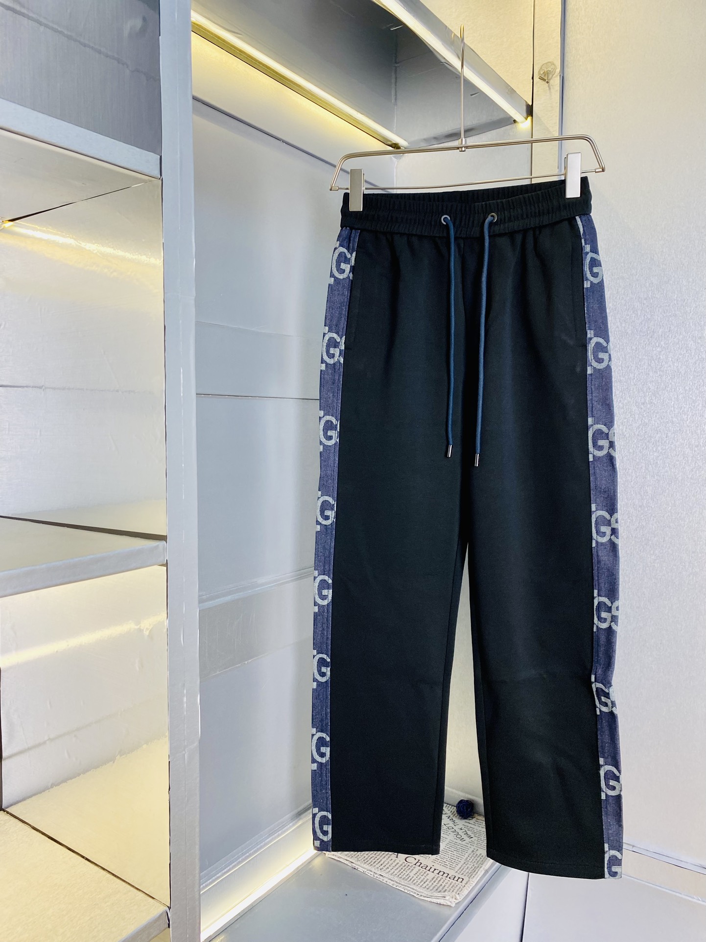 NO:161618,The original official website can wear 200 kilograms of Gucci. Simple and fashionable. Fall and winter straight-leg pants, elastic pants casual pants, trousers, trousers, trousers, trousers, and trousers are very comfortable to wear. Low-key and luxurious. They are very classy when worn. There is no need to say much about the trousers and cuts. The upper body is exquisite and vivid. The truly first-class material. The truly palace-grade casual pants are elastic pants, which are made of Turkey's cotton and produce the most famous tannin cloth. The quality is excellent, and the pants are soft after heavy washing!  Straight-footed style, not picky, the upper body is absolutely stylish, the waist is inlaid with silver jewelry, extremely luxurious. Size: M-3XL, gucci, alexander wang19860909官网原单货 可穿200斤古奇Gucci 简约时尚 秋冬款直筒裤松紧裤休闲裤长裤卫裤身穿着非常舒适 低调不失奢华 穿出去非常有档次,裤型款式和裁剪亦无需多言 上身精致跃然.真正一等一顶级质料 真正殿堂级的休闲裤松紧裤,选用土耳其的棉花 生产出最有名的单宁布 品质卓然,经过重水洗使得裤子很柔软！直脚的版型 不挑人 上身绝对的有型 裤腰镶嵌银饰达人设计 极度奢华.码数:M-3XL,,gucci,alexander wang,Men's clothing