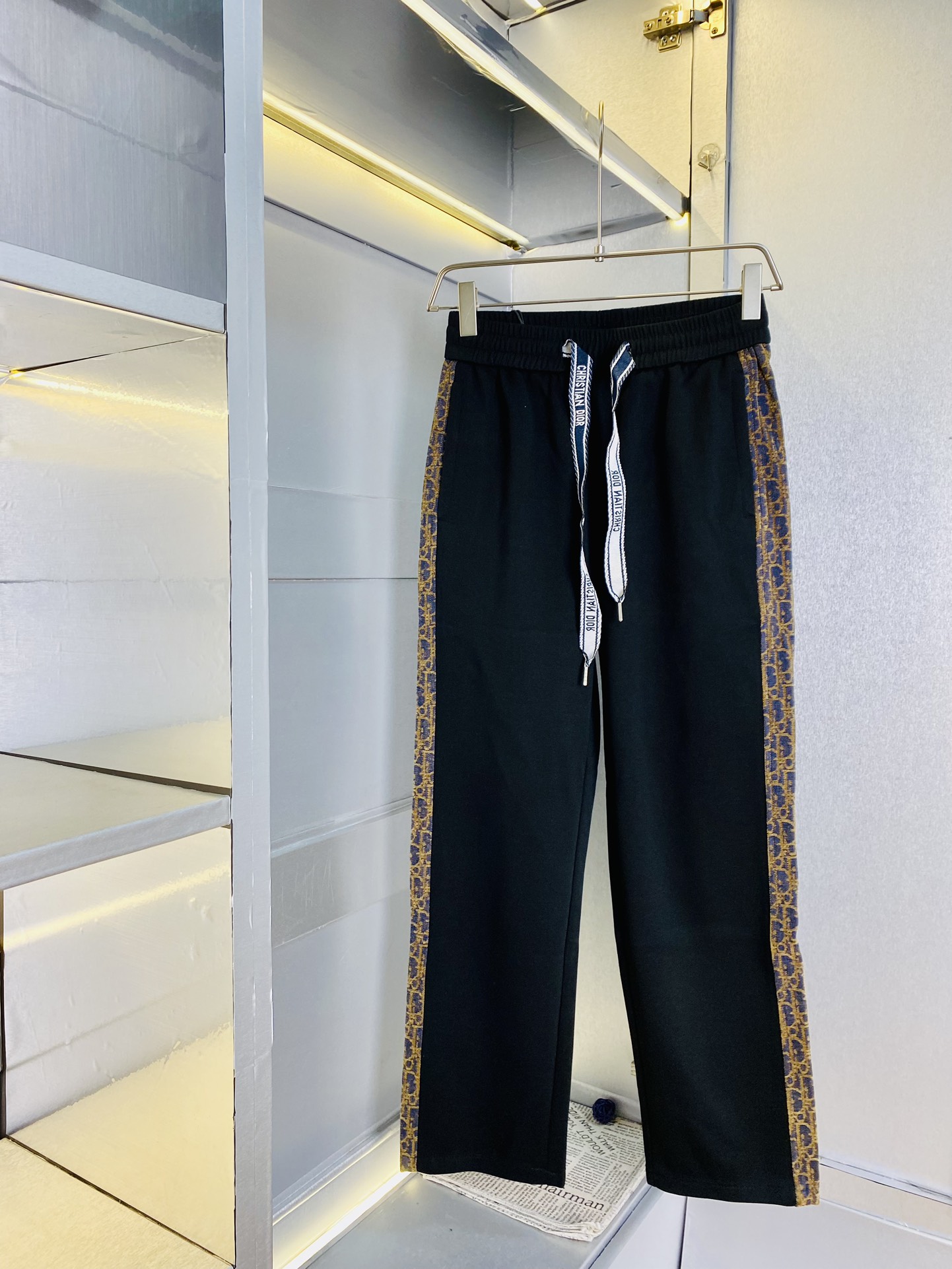 NO:161621,The original item on the official website can wear 200 kilogram Dior Simple and fashionable. Fall and winter straight-leg pants, elastic pants casual pants, trousers, trousers, trousers, trousers, and trousers are very comfortable to wear. Low-key and luxurious. They are very classy when worn. There is no need to say much about the trousers and cuts. The upper body is exquisite and vivid. The truly first-class material. The truly palace-level casual pants are elastic pants, which are made of Turkey's cotton and produce the most famous tannin cloth. The quality is excellent, and the pants are soft after heavy washing!  Straight-footed style, not picky, the upper body is absolutely stylish, the waist is inlaid with silver jewelry, extremely luxurious. Size: M-3XL,,dior,dior,alexander wang19860909官网原单货 可穿200斤迪奥Dior 简约时尚 秋冬款直筒裤松紧裤休闲裤长裤卫裤身穿着非常舒适 低调不失奢华 穿出去非常有档次,裤型款式和裁剪亦无需多言 上身精致跃然.真正一等一顶级质料 真正殿堂级的休闲裤松紧裤,选用土耳其的棉花 生产出最有名的单宁布 品质卓然,经过重水洗使得裤子很柔软！直脚的版型 不挑人 上身绝对的有型 裤腰镶嵌银饰达人设计 极度奢华.码数:M-3XL,,dior,dior,alexander wang,Men's clothing