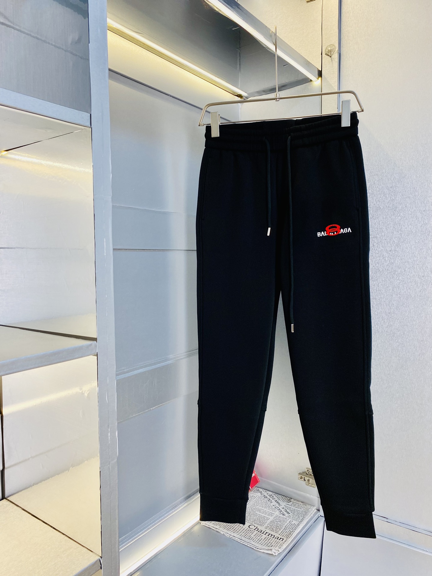 NO:159115,The original official website can wear 200 kilograms of Balenciaga. Simple and fashionable. The autumn and winter casual pants are very comfortable to wear. Low-key and luxurious. They are very classy when worn. There is no need to say much about the style and cutting of the pants. The upper body is exquisite and vivid. The truly first-class quality is the first-class casual pants elastic pants, which are made of Turkey's cotton and produce the most famous tannin cloth. The quality is excellent, and the pants are soft after heavy washing!  Straight-footed style, not picky, the upper body is absolutely stylish, the waist is inlaid with silver jewelry, extremely luxurious. Size: M-3XL, balenciaga, balenciaga, alexander wang19860909官网原单货 可穿200斤巴黎世家Balenciaga 简约时尚 秋冬款休闲裤直筒长裤身穿着非常舒适 低调不失奢华 穿出去非常有档次,裤型款式和裁剪亦无需多言 上身精致跃然.真正一等一顶级质料 真正殿堂级的休闲裤松紧裤,选用土耳其的棉花 生产出最有名的单宁布 品质卓然,经过重水洗使得裤子很柔软！直脚的版型 不挑人 上身绝对的有型 裤腰镶嵌银饰达人设计 极度奢华.码数:M-3XL,,balenciaga,balenciaga,alexander wang,Men's clothing