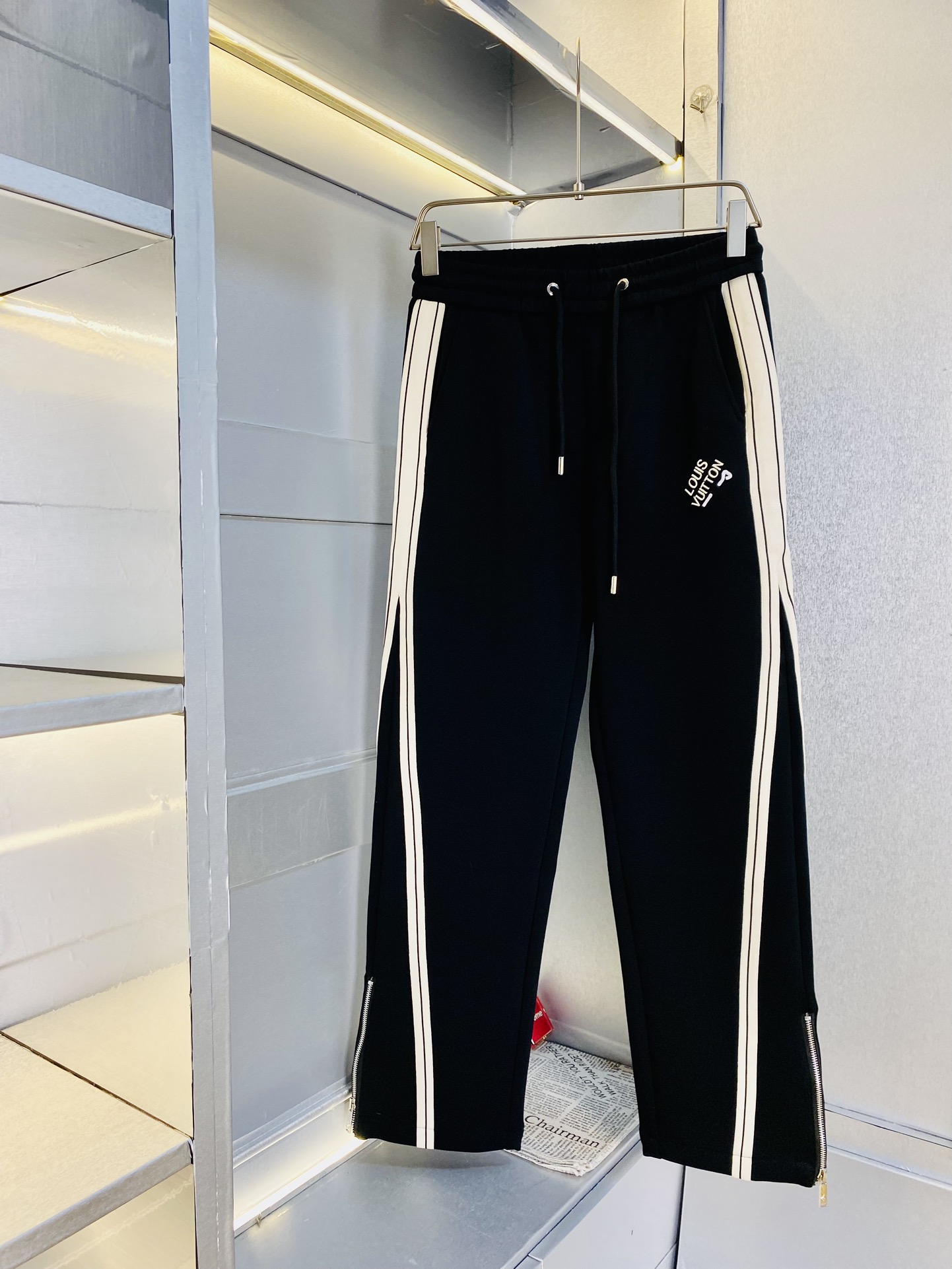 NO:130982,The original official website can wear 200 kilograms of Louis Vuitton Lv. Simple and fashionable. The autumn and winter casual pants are very comfortable to wear, low-key and luxurious. They are very classy when worn. There is no need to say much about the style and cutting of the pants. The upper body is exquisite and vivid. The truly first-class quality is the true palace-grade casual pants elastic pants, which are made of Turkey's cotton, and the most famous tannin cloth is produced. The quality is excellent, and the pants are soft after heavy washing!  Straight-footed style, not picky, the upper body is absolutely stylish, the waist is inlaid with silver jewelry, extremely luxurious. Size: M-3XL,,louis vuitton,louis vuitton,alexander wang19860909官网原单货 可穿200斤路易威登Lv 简约时尚 秋冬款休闲裤直筒长裤身穿着非常舒适 低调不失奢华 穿出去非常有档次,裤型款式和裁剪亦无需多言 上身精致跃然.真正一等一顶级质料 真正殿堂级的休闲裤松紧裤,选用土耳其的棉花 生产出最有名的单宁布 品质卓然,经过重水洗使得裤子很柔软！直脚的版型 不挑人 上身绝对的有型 裤腰镶嵌银饰达人设计 极度奢华.码数:M-3XL,,louis vuitton,louis vuitton,alexander wang,Men's clothing