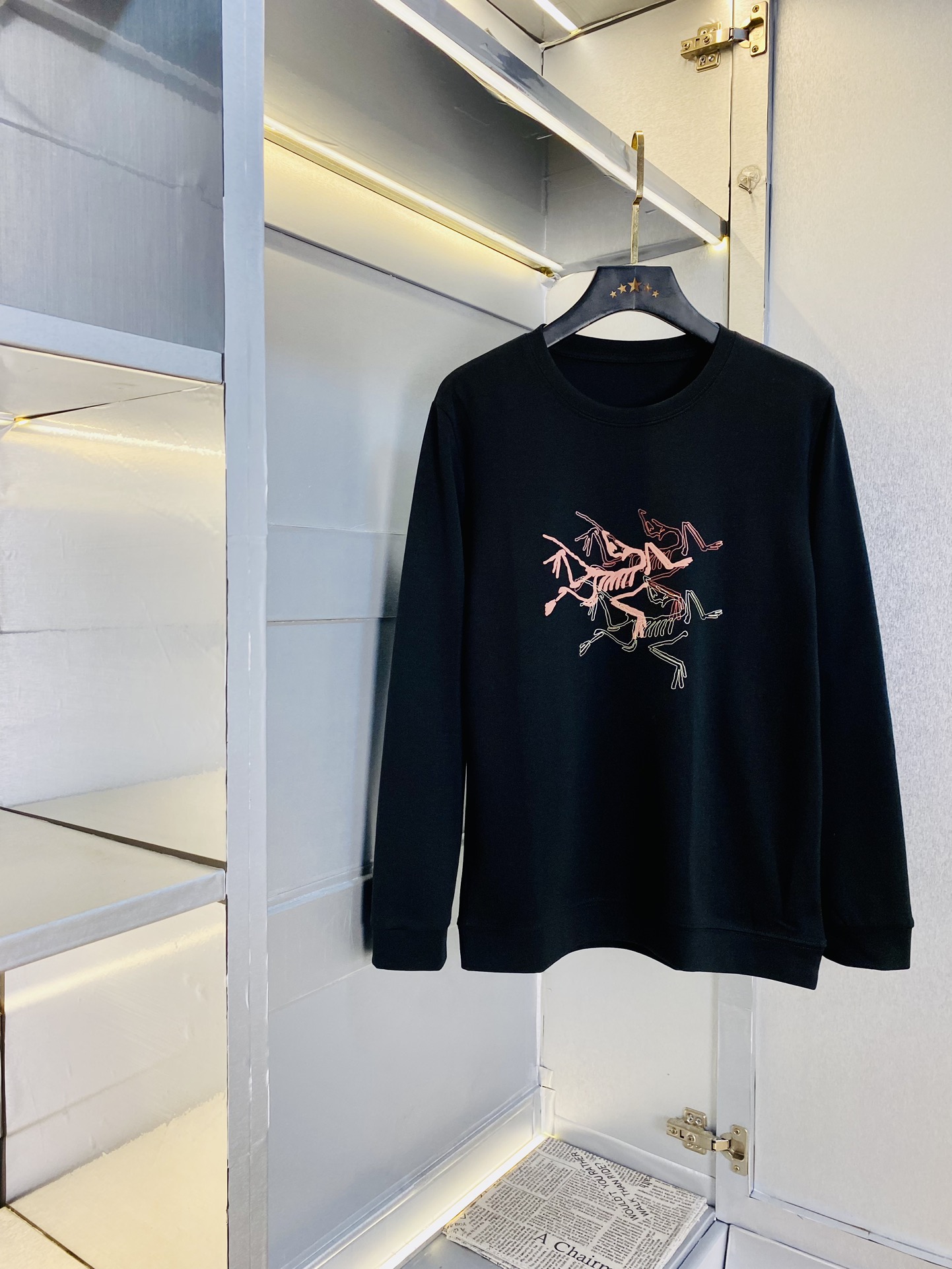 NO:126114,The official website can wear 200 kilograms of fat man's gospel. Archaeopteryx. Original quality. Complete three standards. The latest model of 2025. Clothes, men's sweatshirts, T-shirts. Selected counters to customize the top-grade double mercerized cotton imported fabric. All details are perfectly 1 to 1 replica. Restore the authenticity by 100%. Original hardware. High-end customized auxiliary materials. Original original mark. The upper body effect is excellent!  Code count: M-4XL, arc'teryx, hoodie, sweatshirts, tees, t-shirt, alexander wang19860909官网款可穿200斤胖子福音 始祖鸟Arcteryx 原单品质 三标齐全 2025最新款 衣服男装卫衣T恤 精选专柜订制顶级双丝光棉进口面料 所有细节做工完美1比1复刻 还原正品百分百 原版五金 高端订制辅料 原厂原标 上身效果超赞！码数:M-4XL,arc'teryx,hoodie,sweatshirts,tees，t-shirt,alexander wang,Men's clothing