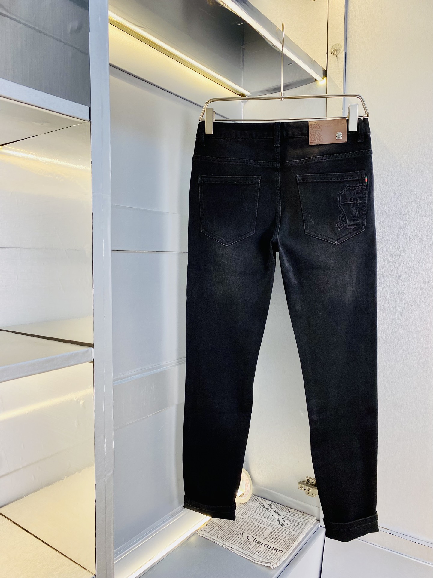 NO:117875,Original single product, 200 catties BC 2025 new counter is available at the same time, fashionable casual pants and elastic jeans, imported original fabric, comfortable and breathable upper body, top craft hardware accessories. Very high-end, super positive style, fashionable and stylish upper body!  A must-have item in the closet!  Size 29-38, jeans,alexander wang19860909原单货 可穿200斤BC 2025新款专柜同步有售,时尚休闲裤弹力牛仔裤,进口原版面料,上身舒适透气,顶级工艺五金配饰.档次极高,版型超正,上身时尚有型！衣橱必备单品！尺码29-38,,jeans,alexander wang,Men's clothing