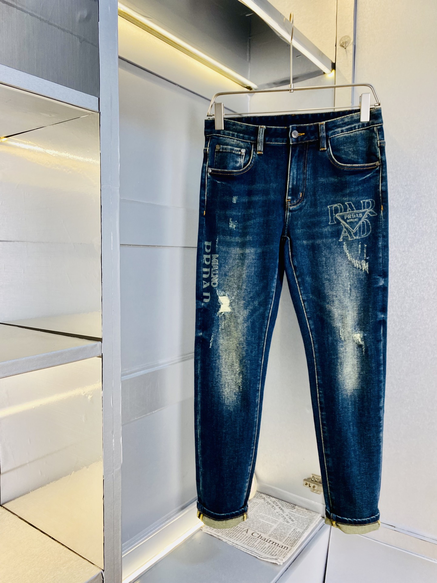 NO:117878,Original single item, 200 catties Prada Prada 2025 new counter is available at the same time, fashionable casual pants and elastic jeans, imported original fabric, comfortable and breathable upper body, top craft hardware accessories. Very high-end, super positive style, fashionable and stylish upper body!  A must-have item in the closet!  Size 29-38, prada, prada, jeans, alexander wang19860909原单货 可穿200斤普拉达Prada 2025新款专柜同步有售,时尚休闲裤弹力牛仔裤,进口原版面料,上身舒适透气,顶级工艺五金配饰.档次极高,版型超正,上身时尚有型！衣橱必备单品！尺码29-38,,prada,prada,jeans,alexander wang,Men's clothing