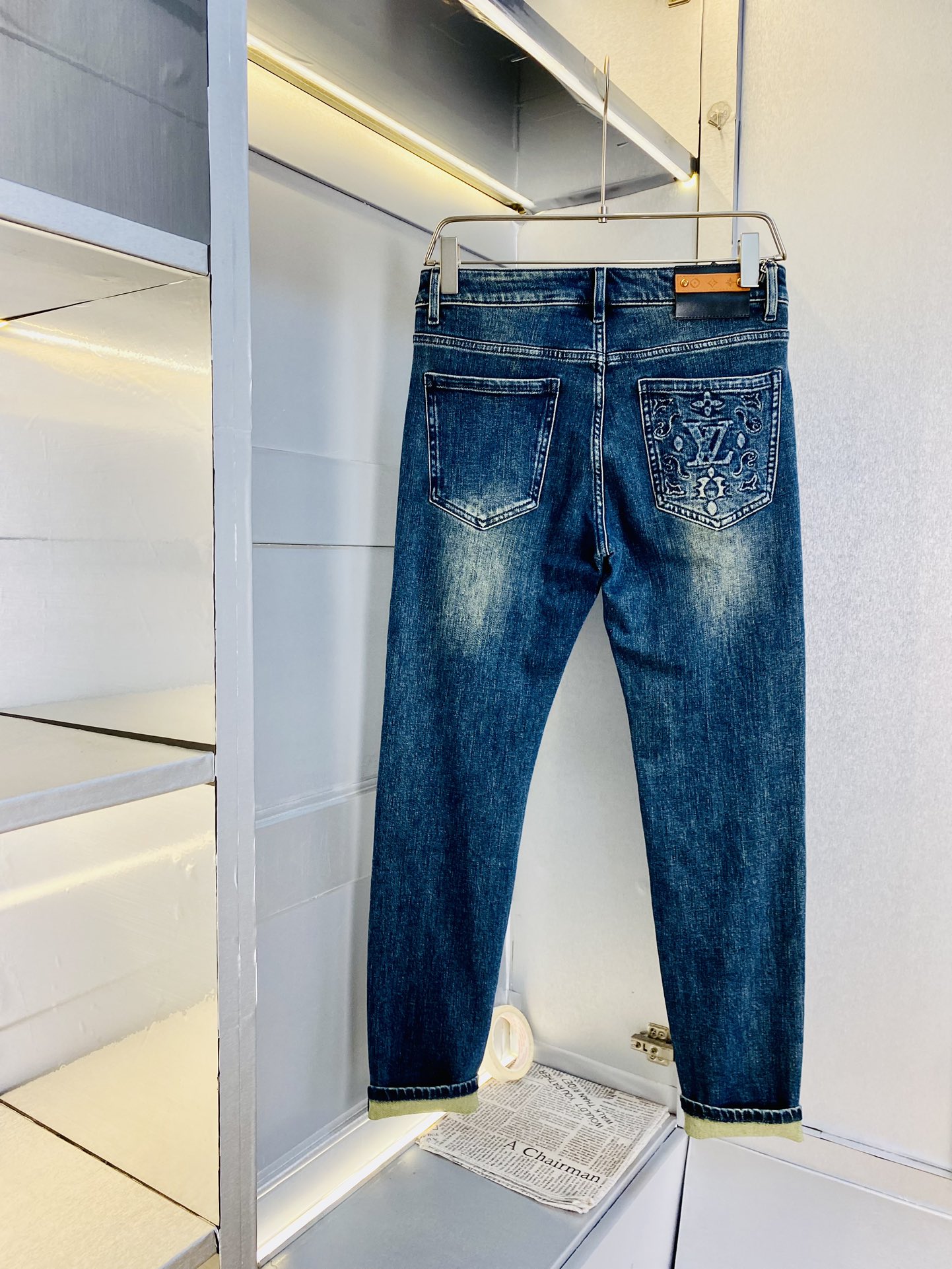 NO:117894,Original single product, 200 kilograms of Louis Vuitton Lv 2025 new counter is available at the same time, fashionable casual pants and elastic jeans, imported original fabric, comfortable and breathable upper body, top craft hardware accessories. Very high-end, super positive style, fashionable and stylish upper body!  A must-have item in the closet!  Size 29-38, louis vuitton,louis vuitton,jeans,alexander wang19860909原单货 可穿200斤路易威登Lv 2025新款专柜同步有售,时尚休闲裤弹力牛仔裤,进口原版面料,上身舒适透气,顶级工艺五金配饰.档次极高,版型超正,上身时尚有型！衣橱必备单品！尺码29-38,,louis vuitton,louis vuitton,jeans,alexander wang,Men's clothing