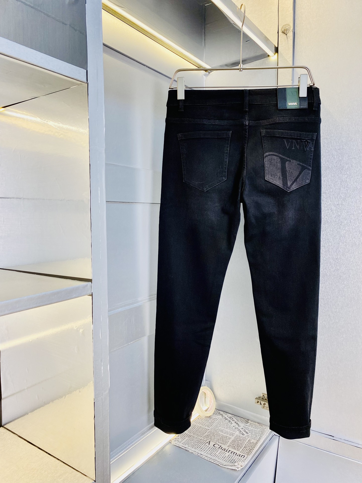 NO:117872,Original single product, 200 kilograms of Valentino Valentino 2025 new counter is available at the same time, fashionable casual pants and elastic jeans, imported original fabric, comfortable and breathable upper body, top craft hardware accessories. Very high-end, super positive style, fashionable and stylish upper body!  A must-have item in the closet!  Size 29-38, valentino, valentino, jeans, alexander wang19860909原单货 可穿200斤华伦天奴Valentino 2025新款专柜同步有售,时尚休闲裤弹力牛仔裤,进口原版面料,上身舒适透气,顶级工艺五金配饰.档次极高,版型超正,上身时尚有型！衣橱必备单品！尺码29-38,,valentino,valentino,jeans,alexander wang,Men's clothing