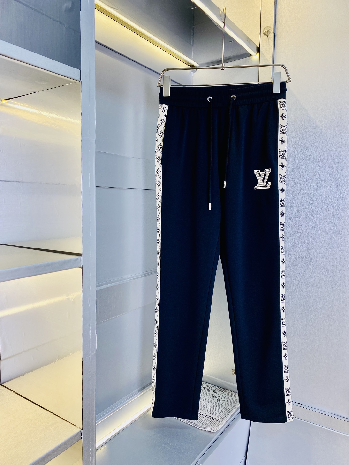 NO:154230,The original product of the official website can wear 220 kilograms of Louis Vuitton Lv. Simple and fashionable casual pants trousers trousers trousers trousers trousers are very comfortable to keep warm, low-key and luxurious, very classy when worn, and there is no need to say much about the trousers style and cutting. The upper body is exquisite and vivid. The truly first-class quality is the real-class casual pants elastic pants, which are made of Turkey's cotton, produce the most famous tannin cloth. The quality is excellent, and the pants are soft after heavy washing!  Straight-footed style, not picky, absolutely stylish, expert design, extremely luxurious. Number of codes: M-4XL, louis vuitton, louis vuitton, alexander wang19860909官网原单货 可穿220斤路易威登Lv 简约时尚 休闲裤长裤卫裤松紧裤御寒保暖身穿着非常舒适 低调不失奢华 穿出去非常有档次,裤型款式和裁剪亦无需多言 上身精致跃然.真正一等一顶级质料 真正殿堂级的休闲裤松紧裤,选用土耳其的棉花 生产出最有名的单宁布 品质卓然,经过重水洗使得裤子很柔软！直脚的版型 不挑人 上身绝对的有型 达人设计 极度奢华.码数:M-4XL,,louis vuitton,louis vuitton,alexander wang,Men's clothing